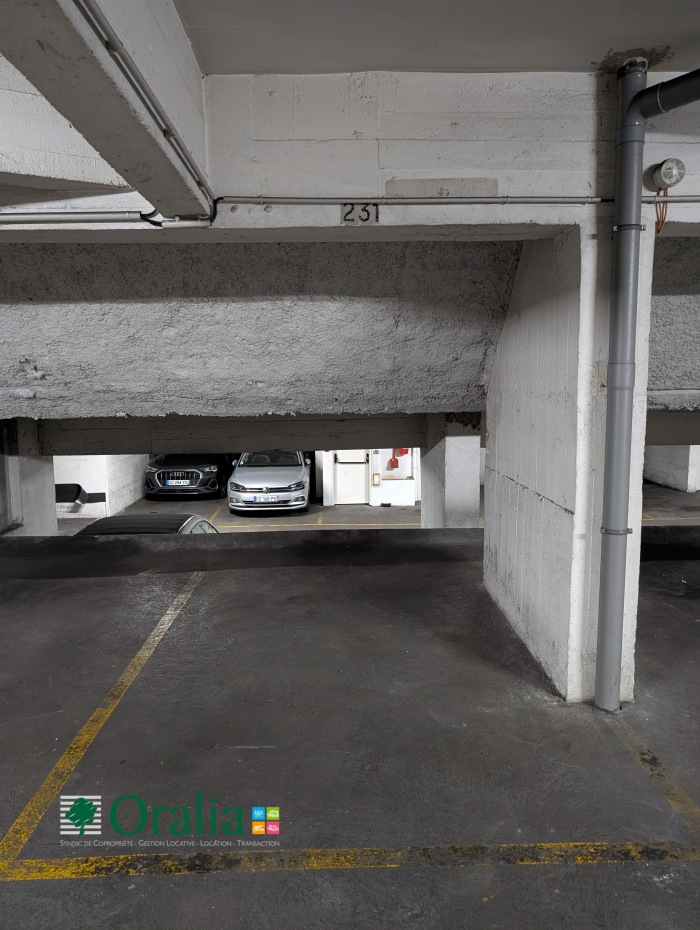 Image 1 sur 4 - Parking  ·  Location · Paris (75009)