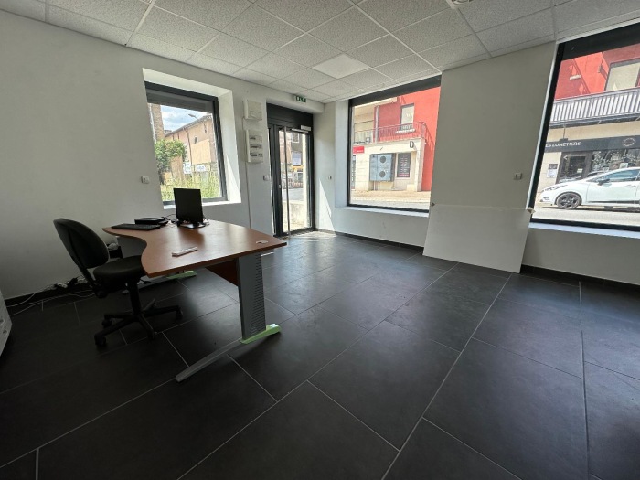 Image 4 sur 7 - Local commercial  ·  Location · Jassans Riottier (01480)