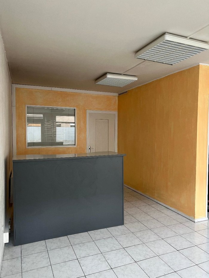 Image 1 sur 5 - Local commercial  ·  Location · Tarare (69170) · 70m²