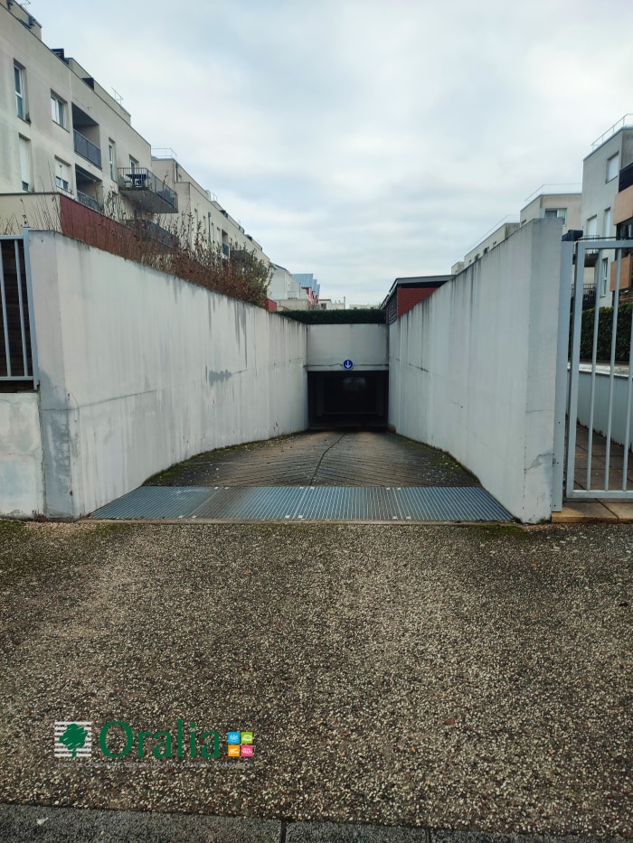Image 2 sur 3 - Parking  ·  Location · Dijon (21000)
