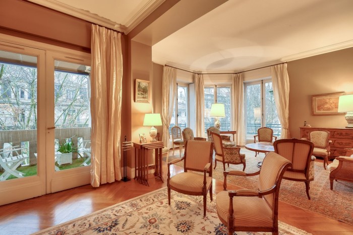 Image 1 sur 17 - Appartement  ·  Vente · Lyon (69006) · 7 pièces · 220m²