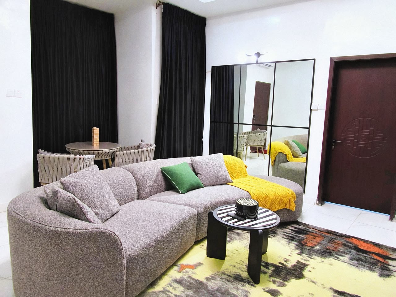 Two Bedroom, Mabushi