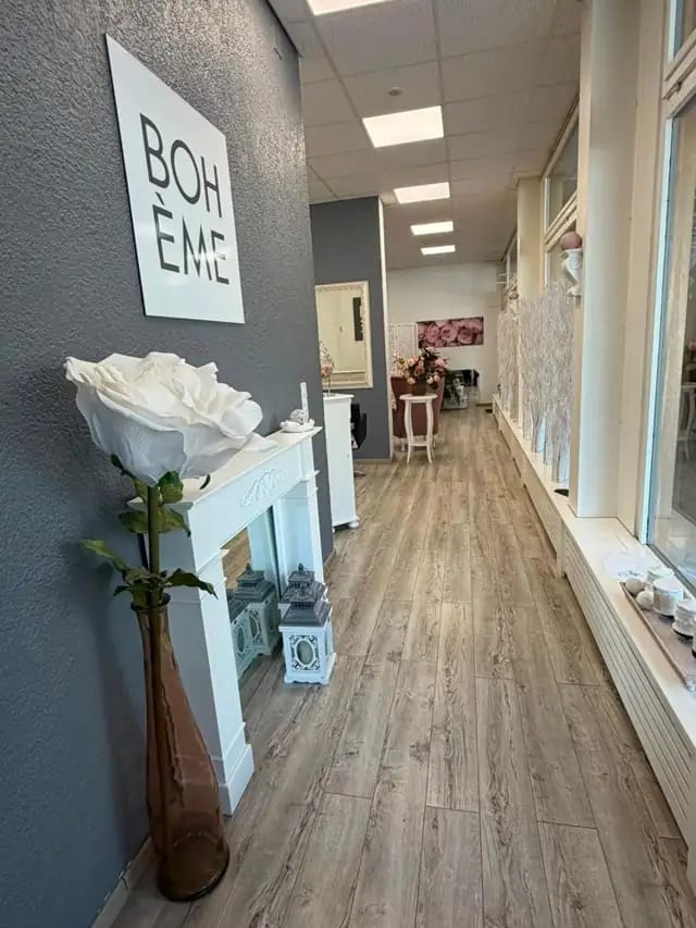 Coin cosy du salon Bohème avec fauteuil et cheminée décorative