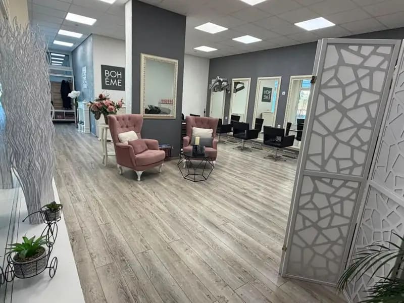 Salon Bohème, coin lounge et postes de coiffure