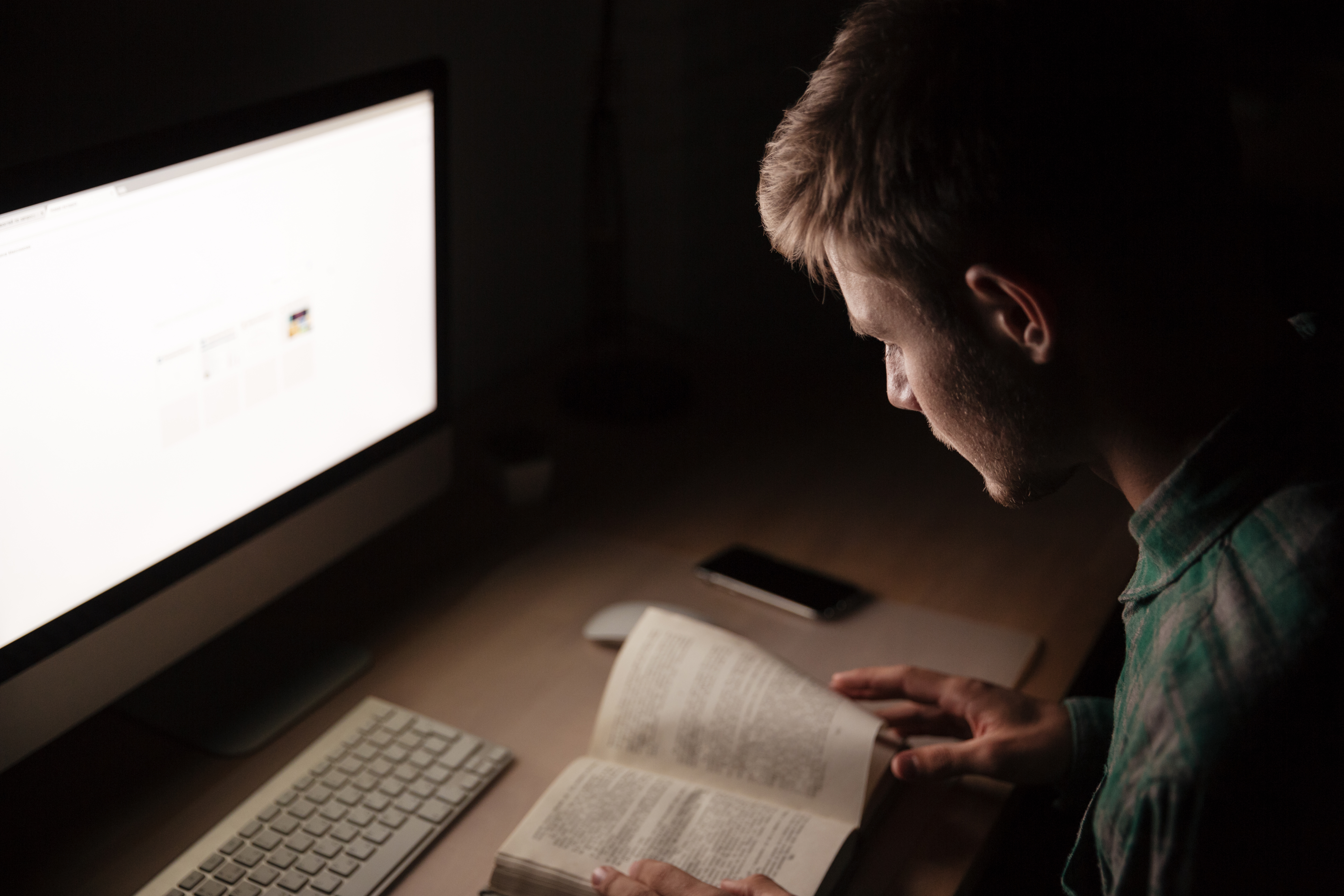 University Research Links Evening Screen Time to Reduced Sleep Duration