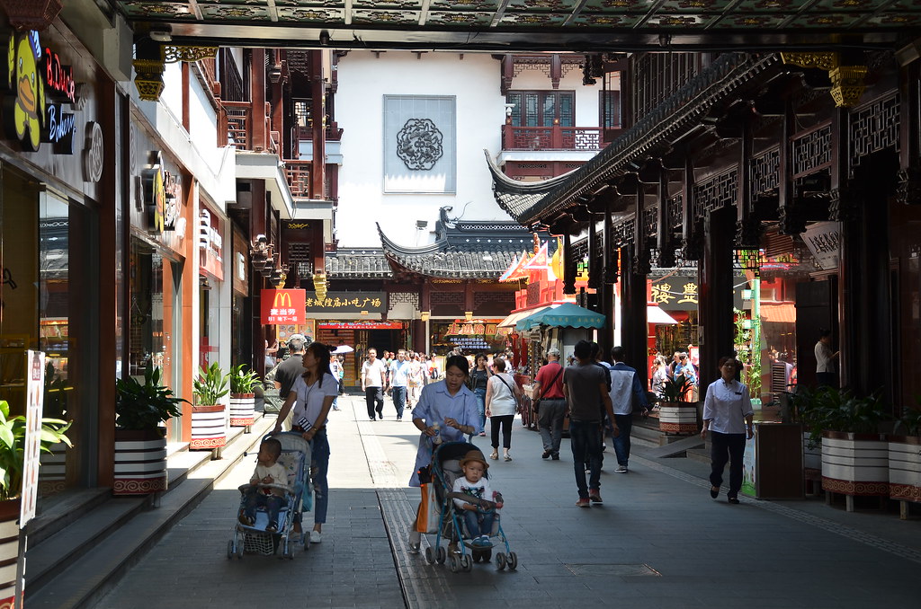 Beijing Residents Flee July Heat for Parks, Markets, Cultural Venues