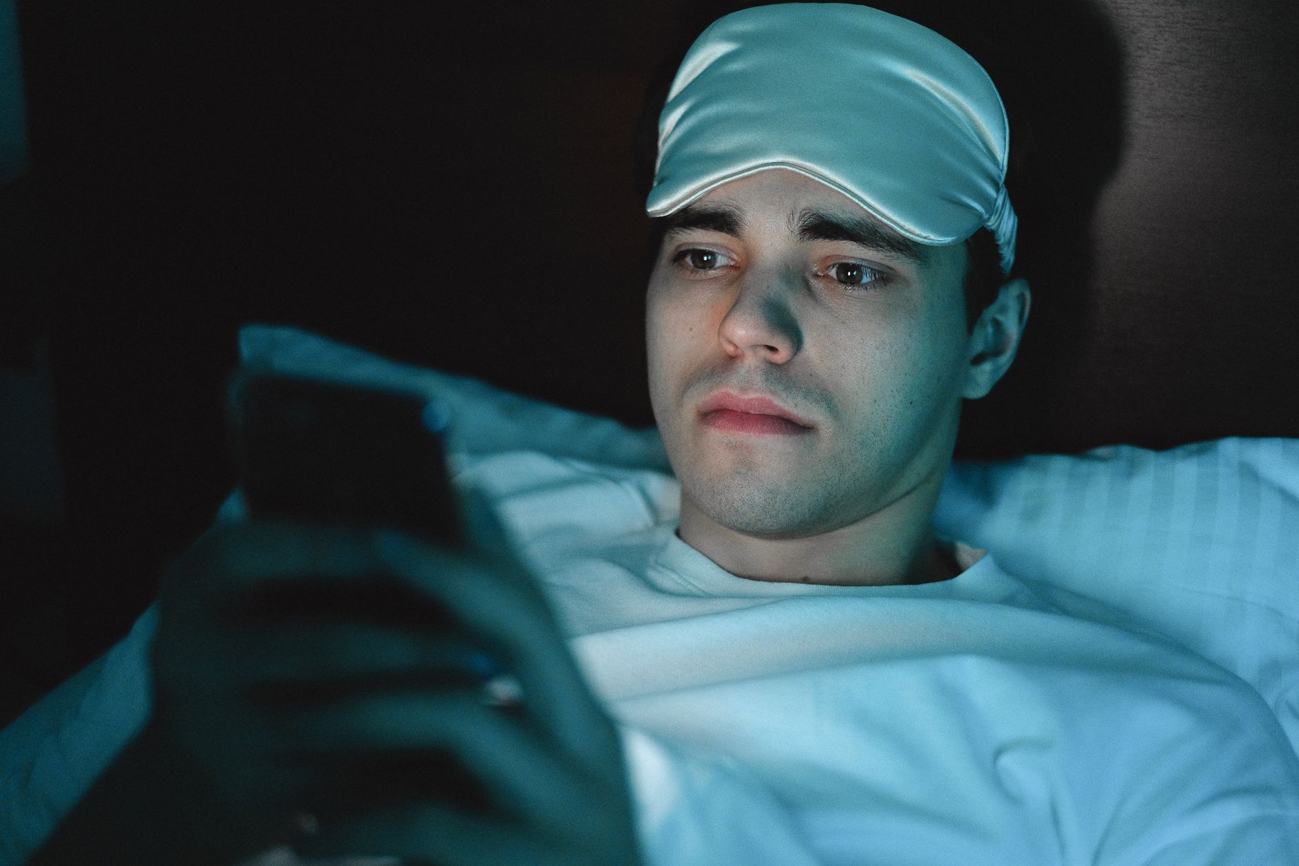 Evening Device Use Delays Sleep, Austin Research Confirms