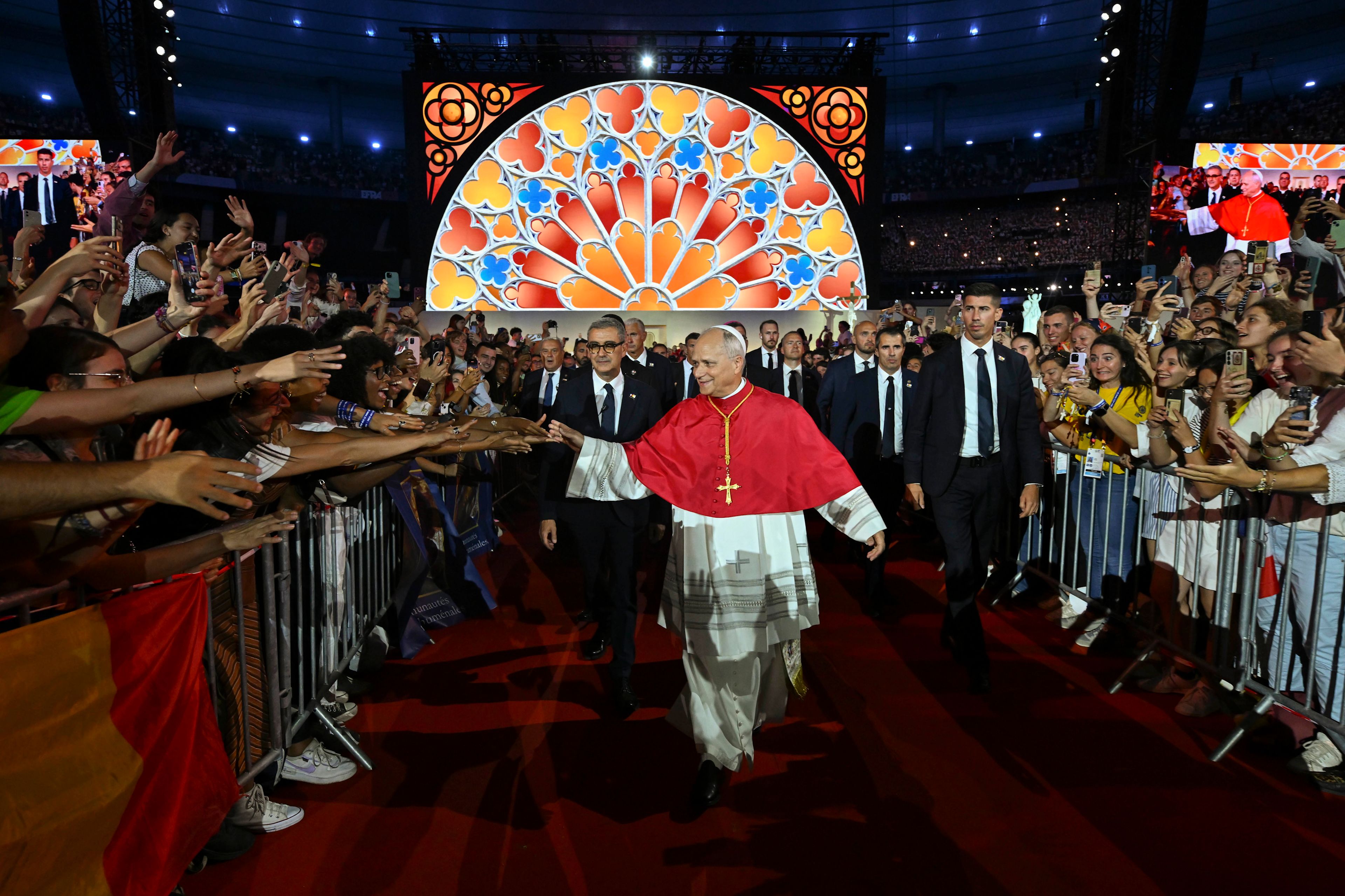 Fiatalok köszöntik XIV. Leó pápát egy imaalkalmon a Stade de France-ban, 2026. szeptember 25-én, a franciaországi Saint-Denis-ben. | Fotó: Vatican Media