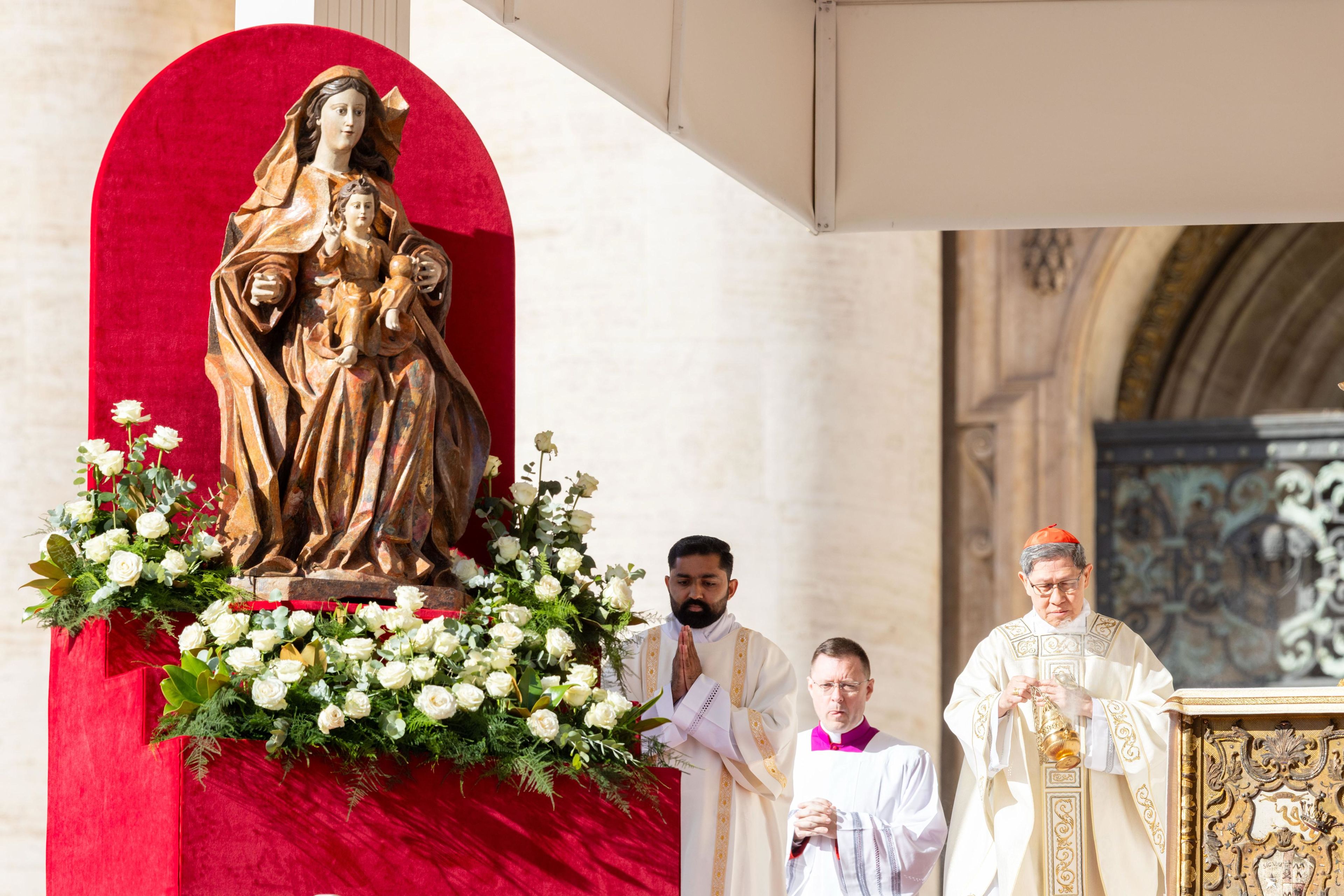 Luis Antonio Tagle bíboros XIV. Leó pápa helyett mutat be szentmisét a Szent Péter téren október 14-én, az Amoris laetitia tizedik évfordulója alkalmából rendezett találkozó zárásaként. | Fotó: Daniel Ibáñez/EWTN News