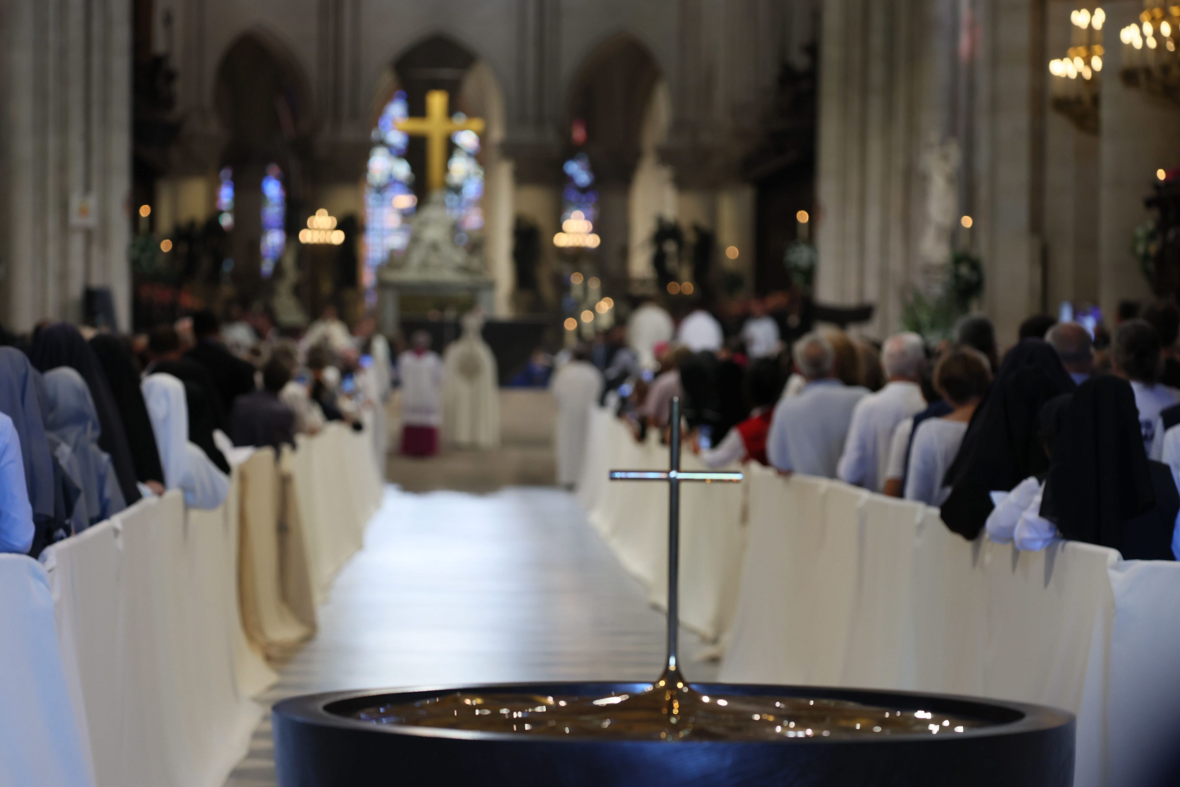Hét évvel azután, hogy egy pusztító tűzvész csaknem megsemmisítette a párizsi Notre-Dame-székesegyházat, XIV. Leó pápa 2026. szeptember 25-én belép a helyreállított székesegyházba, és vesperást vezet a 2019-es tűzvész óta tett első pápai látogatás alkalmával. | Fotó: Daniel Ibáñez/EWTN News