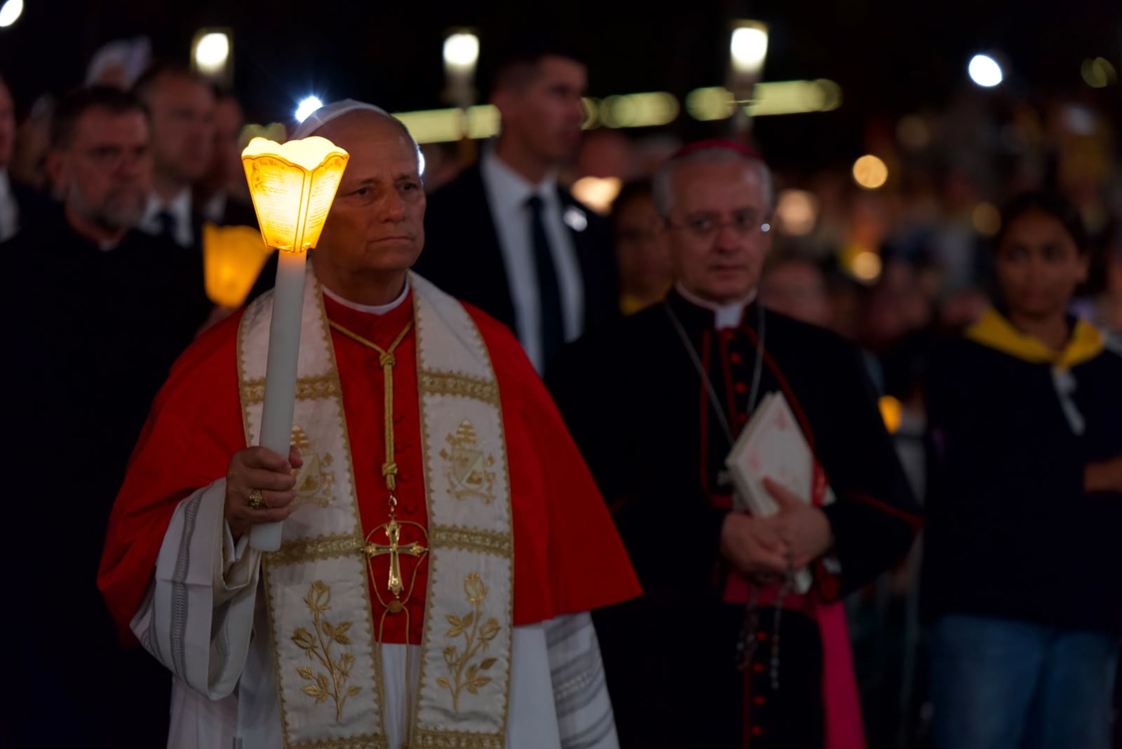 XIV. Leó pápa 2026. szeptember 27-én esti rózsafüzért és gyertyafényes körmenetet vezet a lourdes-i barlangnál, a franciaországi Lourdes-i Miasszonyunknak szentelt Mária-zarándokhelyen. | Fotó: Daniel Ibáñez/EWTN News
