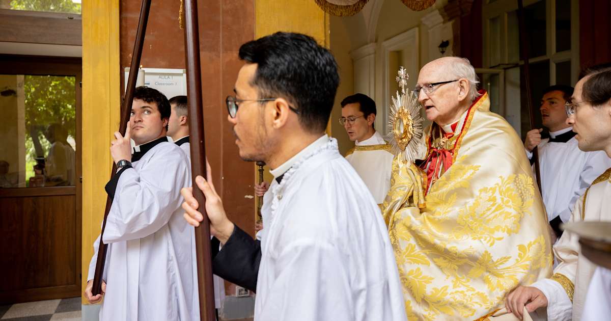 PHOTOS: Eucharistic procession brings Jesus to halls of Rome university