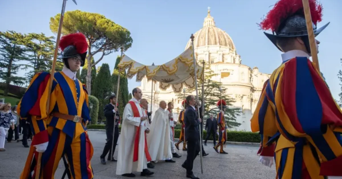 PHOTOS: Eucharistic procession winds through Vatican streets in honor ...