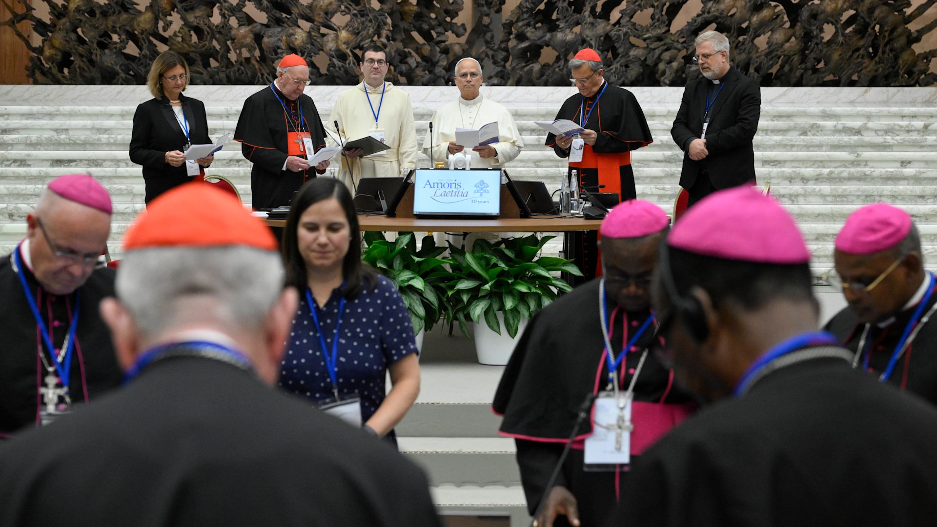 Vatican meeting examines why young people are reluctant to marry