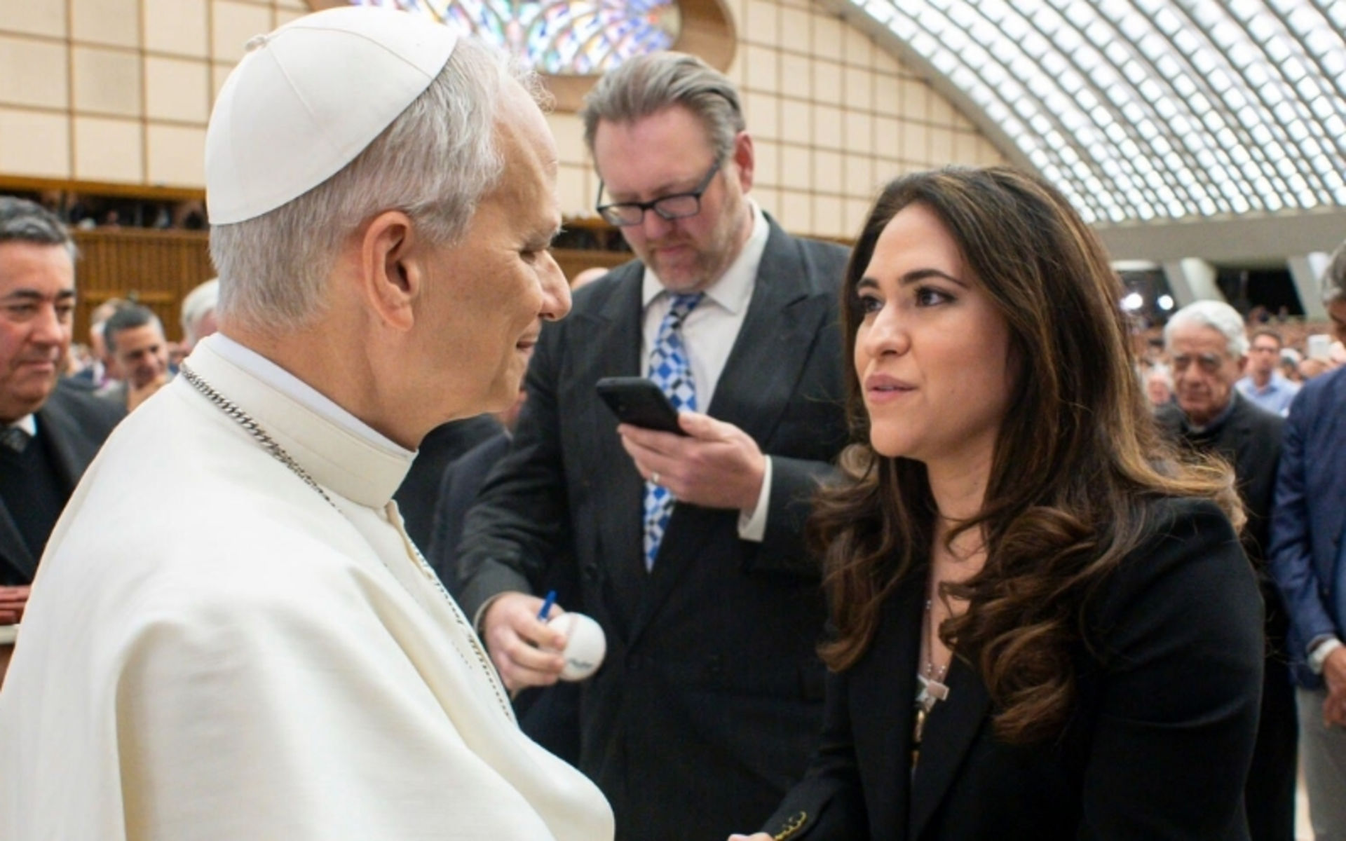 XIV. Leó pápa Maria Montserrat Alvaradóval a Vatikánban, 2025. május 12-én. | Forrás: Vatican Media