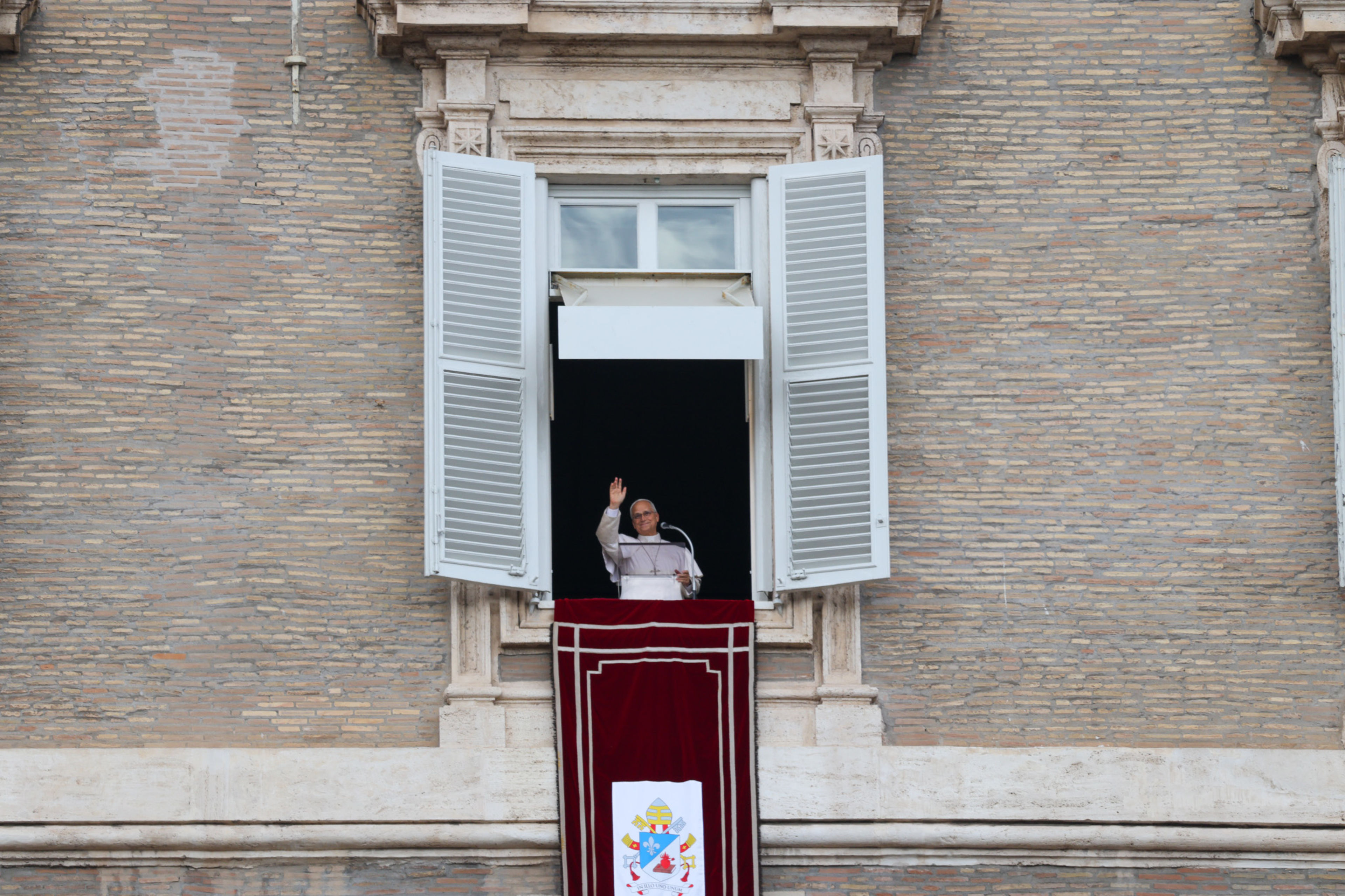 El Papa León XIV se dirige a los peregrinos reunidos en la Plaza de San Pedro, en el Vaticano, un día después de salir del hospital tras someterse a una operación de cáncer, el 18 de octubre de 2026. | Crédito: Zofia Czubak/EWTN News.