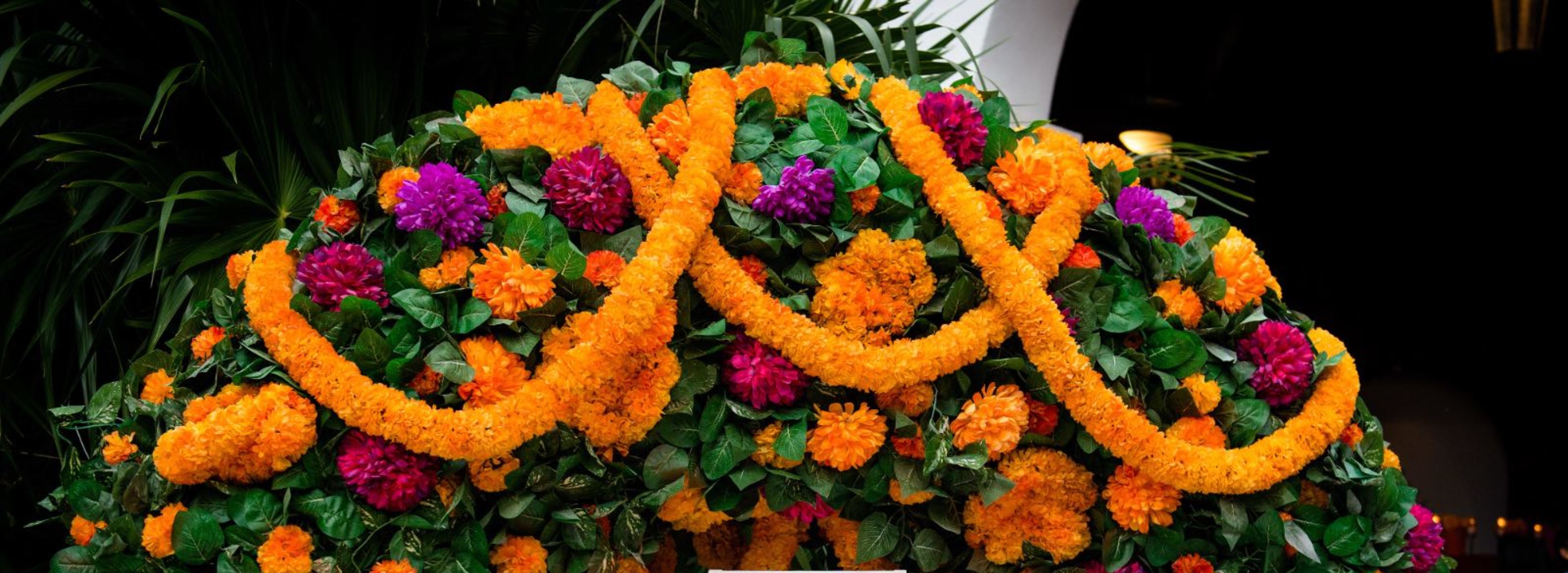 Ofrenda de Día de Muertos en Cancún, Quintana Roo (México), con flores de cempasúchil, fotografías e imagen de la Virgen de Guadalupe. | Crédito: Tati Nova photo Mexico/Shutterstock.