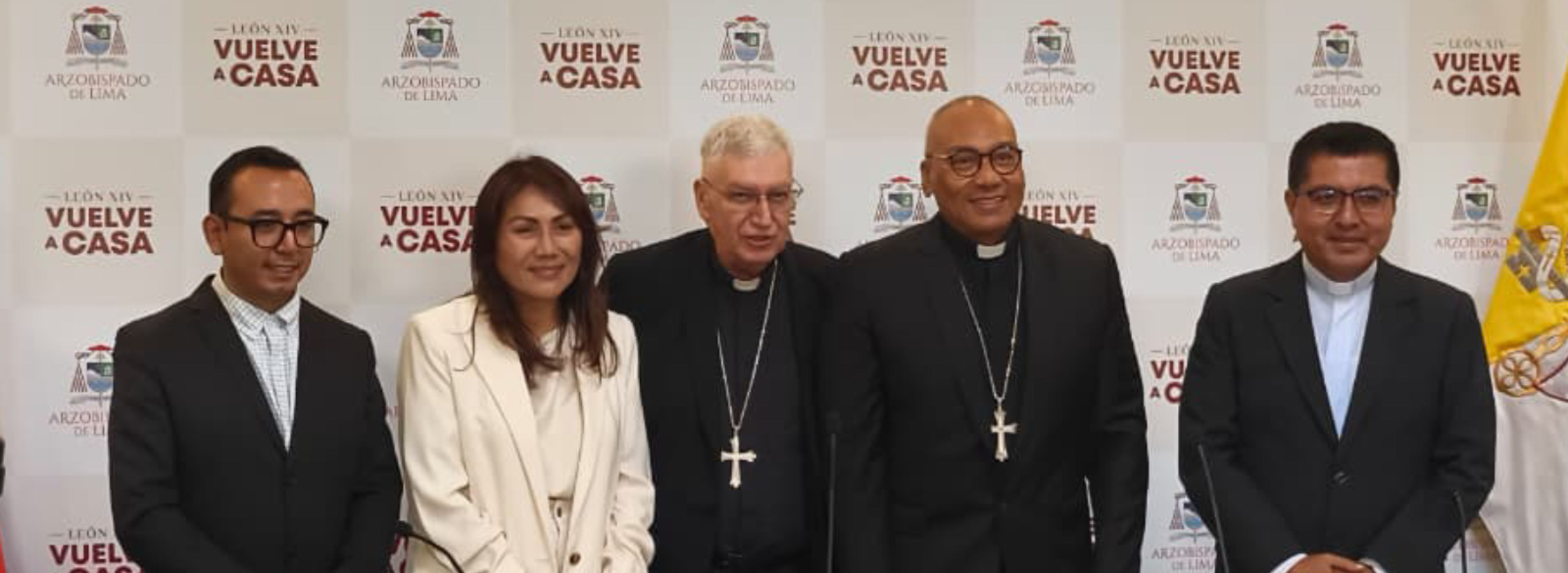 Juan José Dioses, Angie Rondeña, Mons. Carlos Castillo, Mons. Guillermo Elías y P. Juan Bitton Arellano en conferencia de prensa, 26 de octubre de 2026. Crédito: Diego López Marina/EWTN News Español