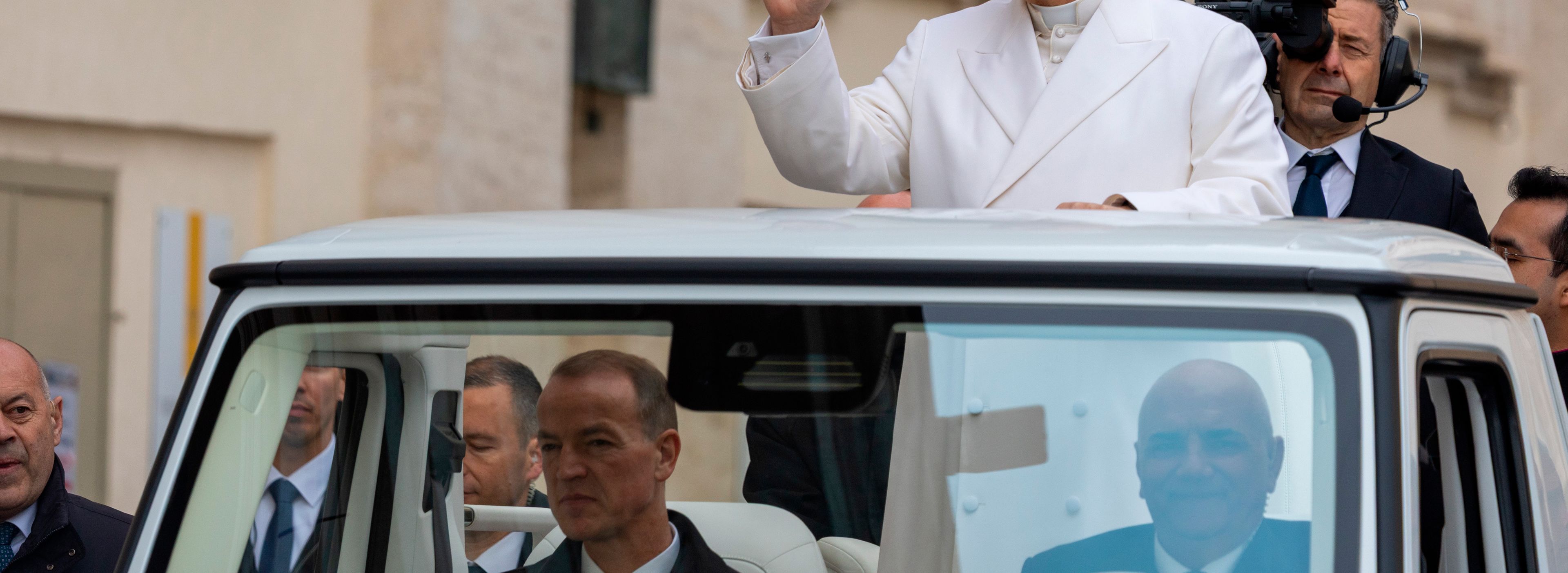 El Papa León XIV saluda a los fieles el miércoles 21 de octubre, cuando celebró su primera Audiencia General luego de la cirugía de pulmón que se le practicó la semana anterior. | Crédito: Daniel Ibáñez/EWTN News.