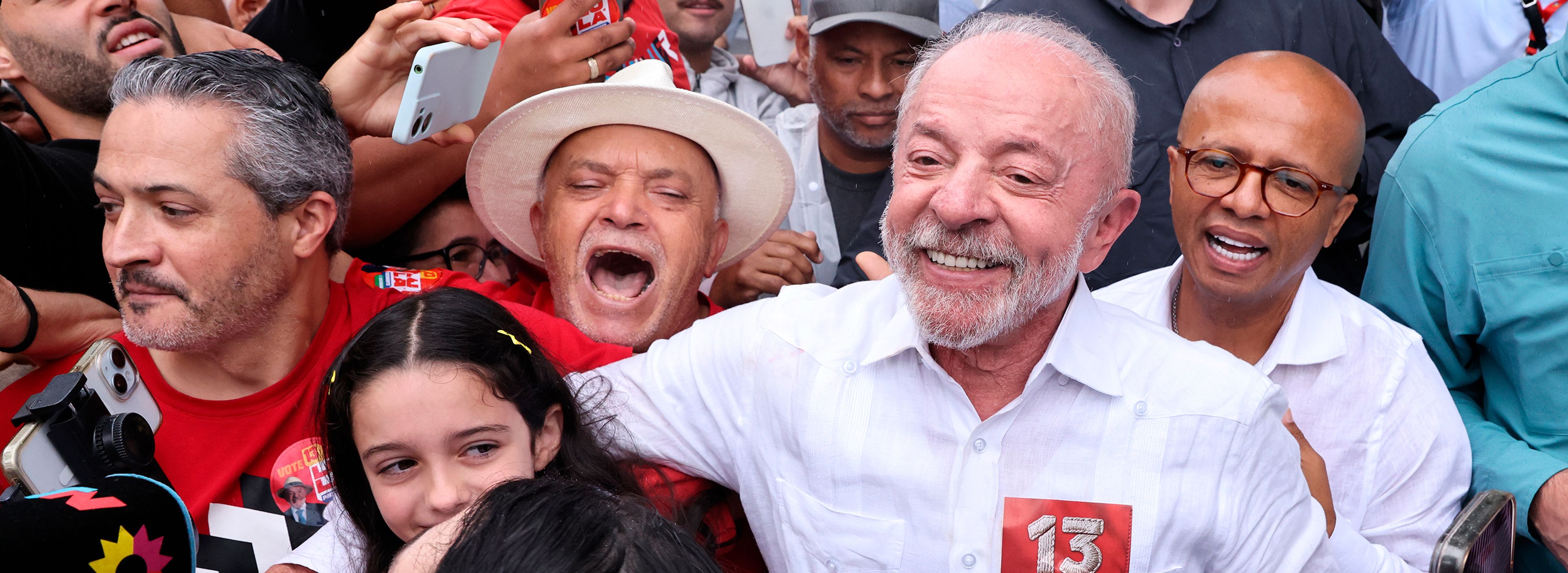 Luiz Inácio Lula da Silva saluda a sus seguidores tras emitir su voto durante la segunda vuelta del 25 de octubre de 2026 en São Paulo, Brasil. | Crédito: Rodrigo Paiva/Getty Images.