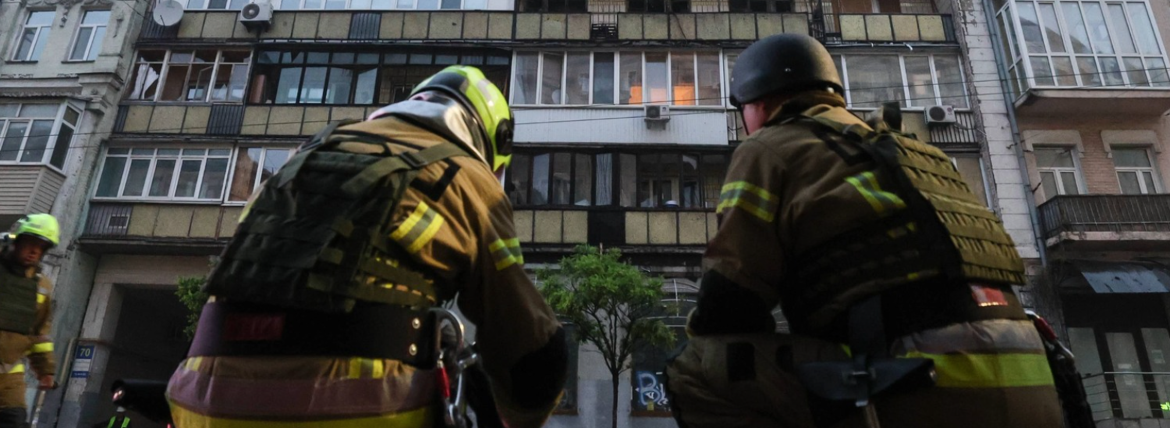 Bomberos trabajan durante un ataque en Kiev (Ucrania). Crédito: Cáritas Ucrania.