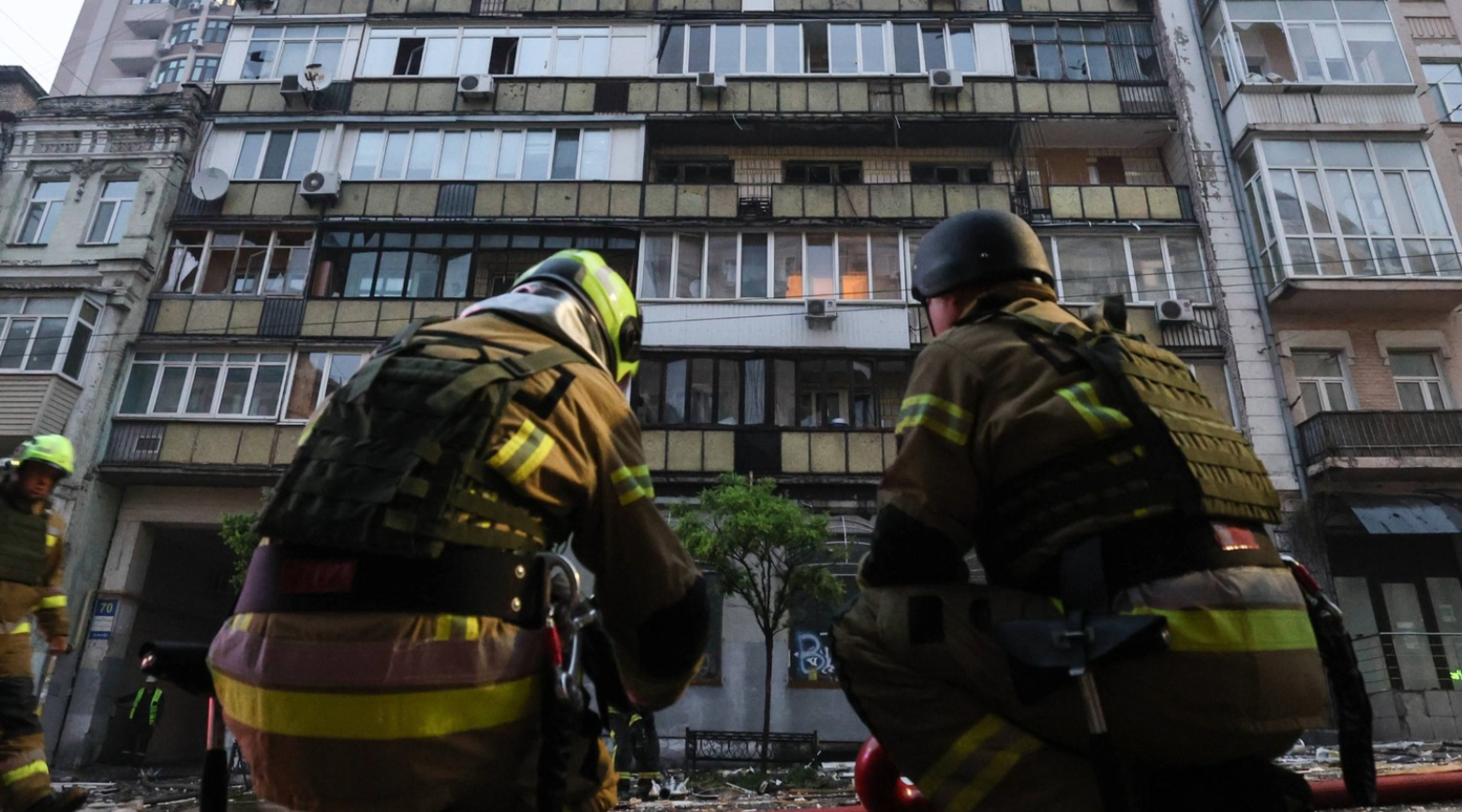 Bomberos trabajan durante un ataque en Kiev (Ucrania). Crédito: Cáritas Ucrania.