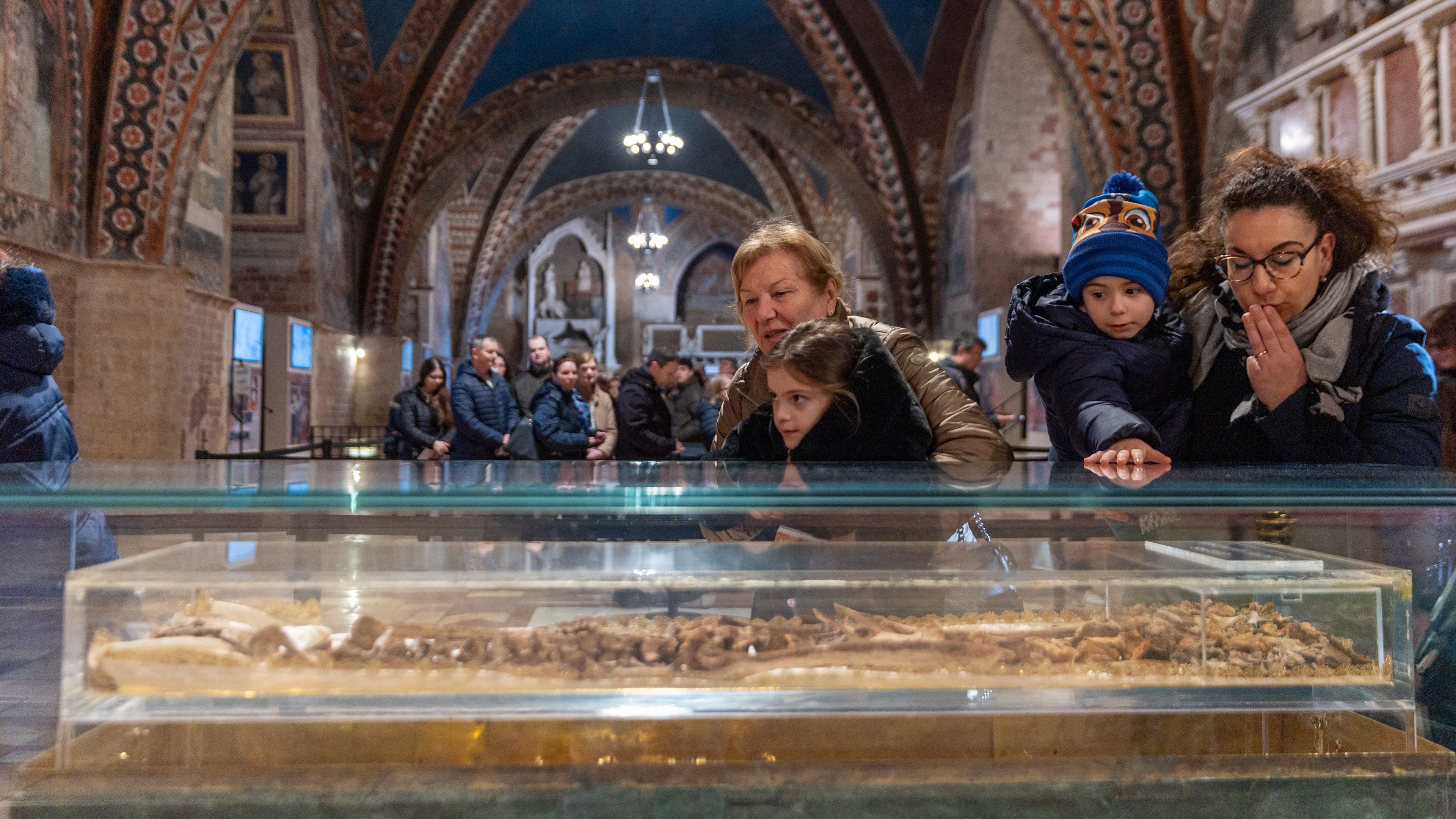 Thousands convene in Assisi to pray before bones of St. Francis on first day of historic viewing