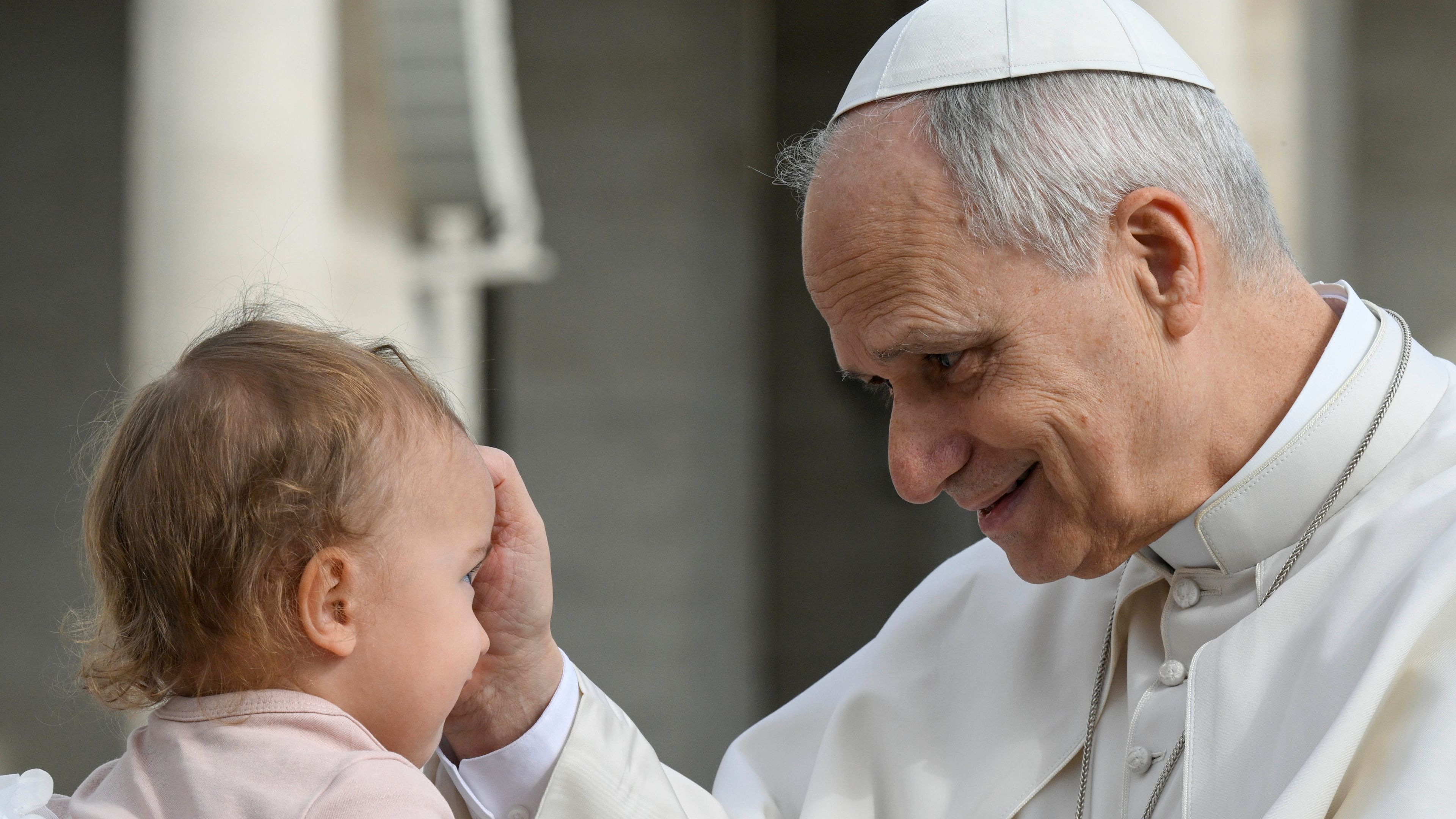 Pope Leo calls bishops to Rome to discuss families, ‘Amoris Laetitia’ in October