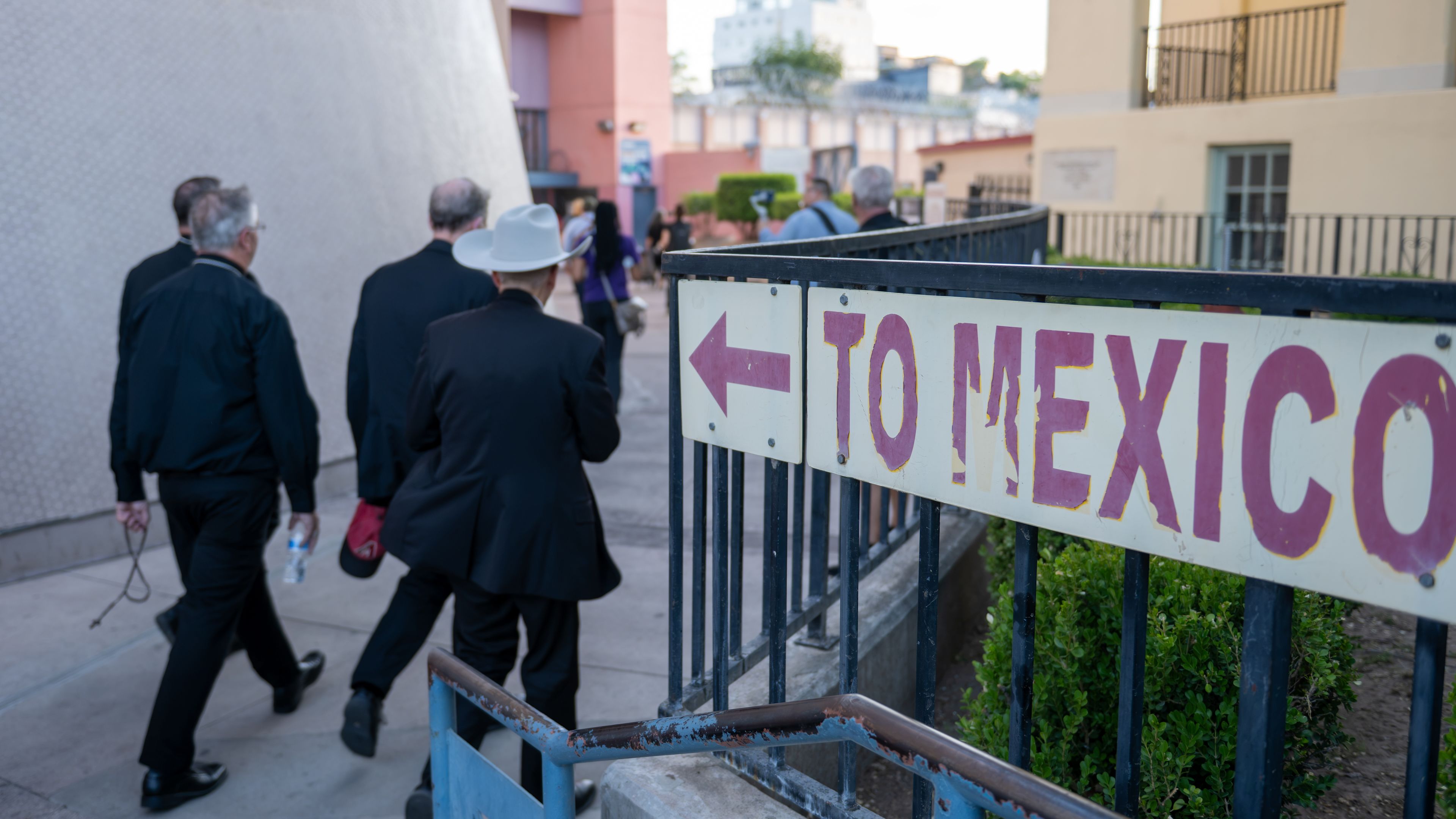 Procession urges dignity and respect for migrants at border crossing