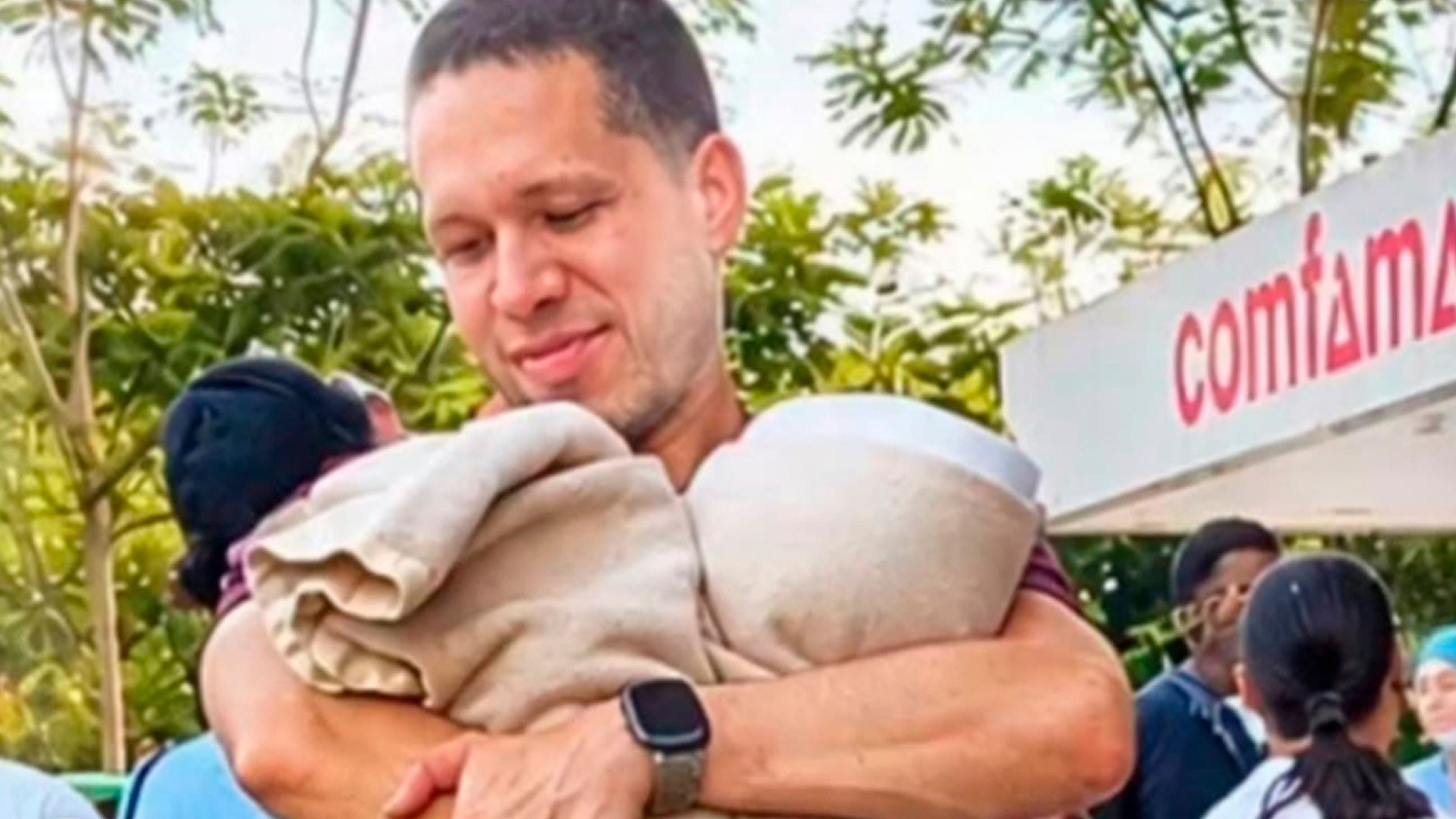 Dr. Germán Somoyar holds two newborns during evacuation of Pan American Clinic in Apartadó, Colombia. | Credit: @en_el_ruedo_(Instagram)