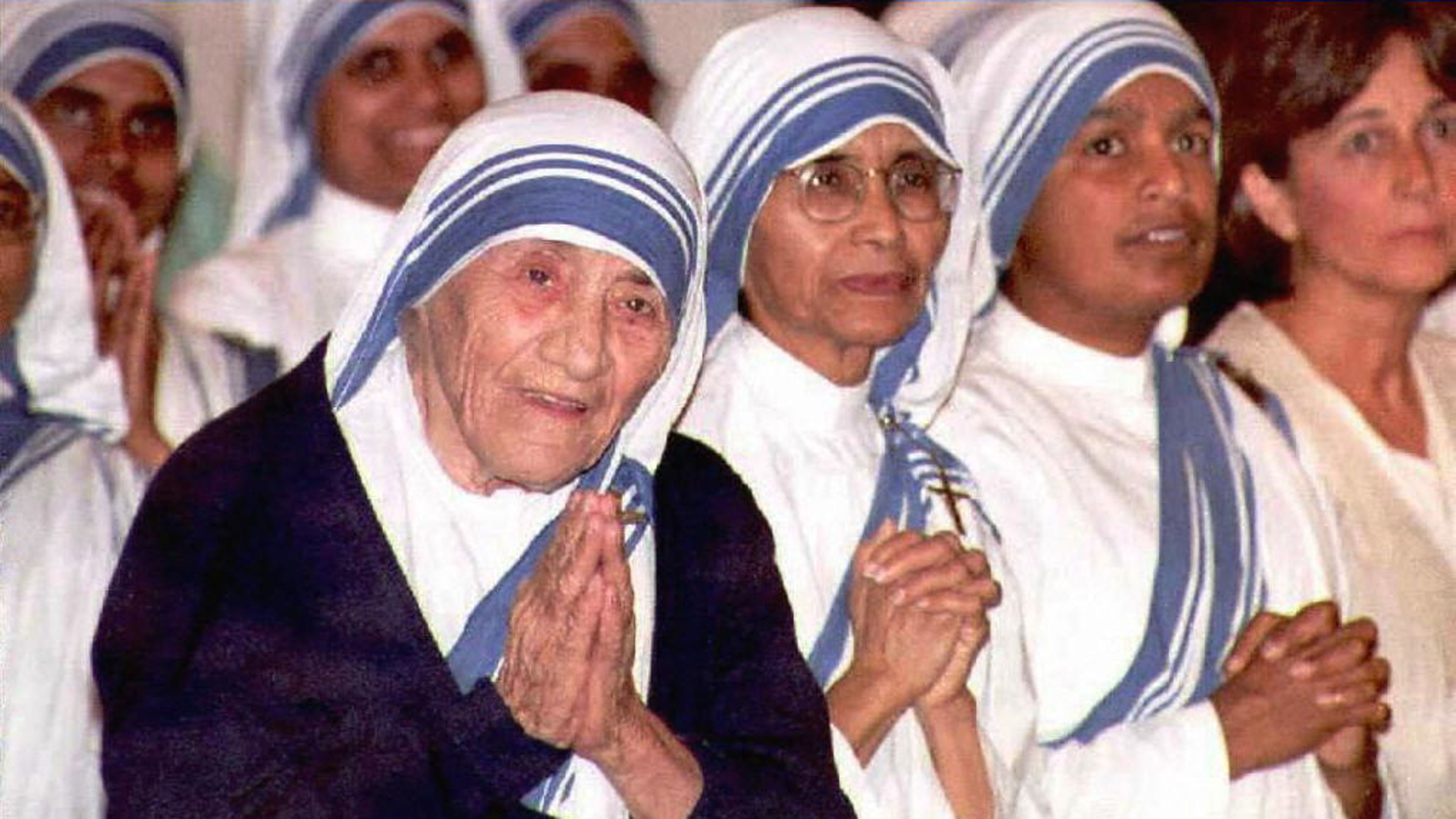 Mother Teresa prays during Mass at Sacred Heart Catholic Church in Atlanta, June 12, 1996. | Credit: DOUG COLLIER/AFP via Getty Images
