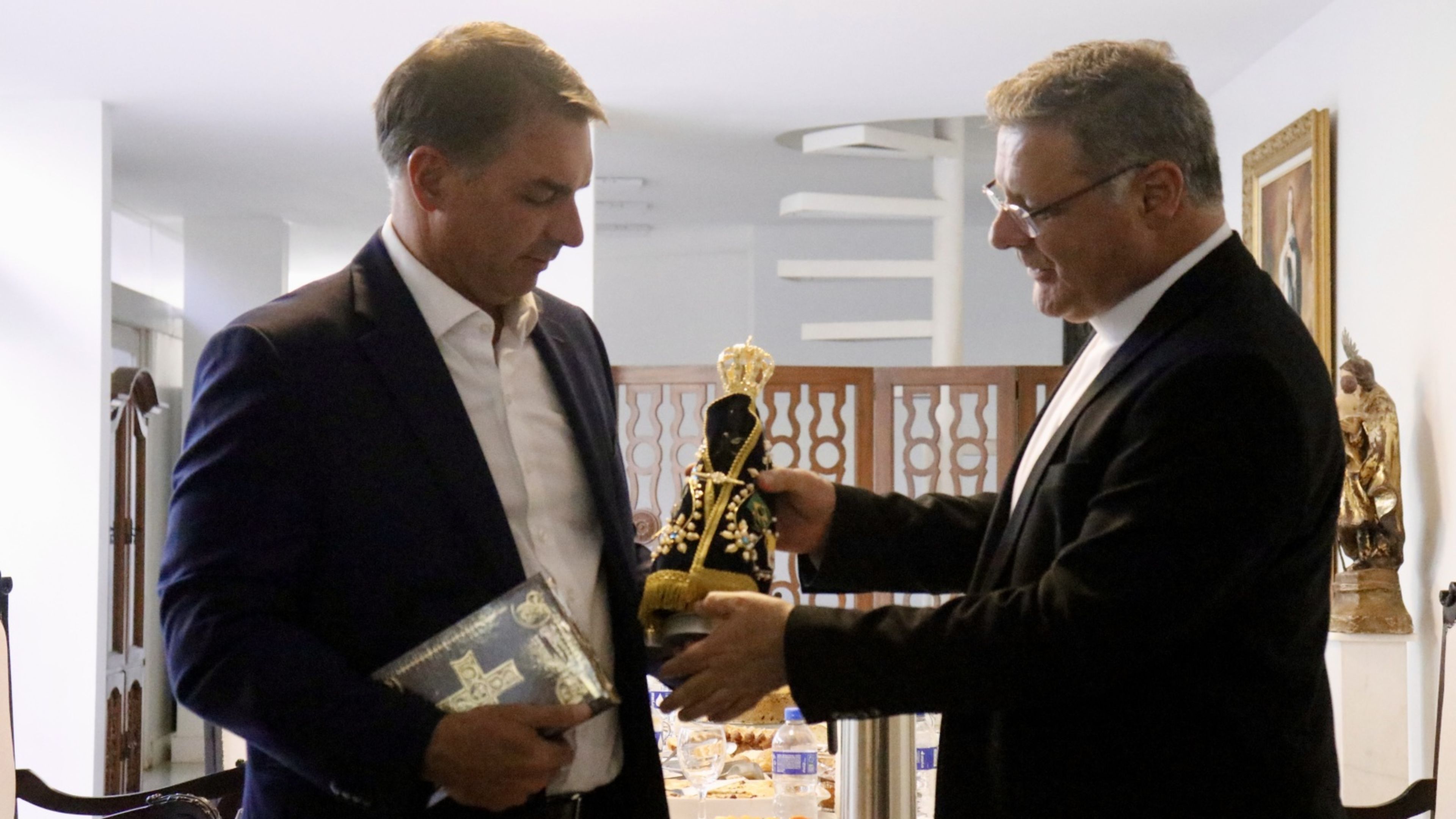 Archbishop of Brasília receives presidential candidate Flávio Bolsonaro ...