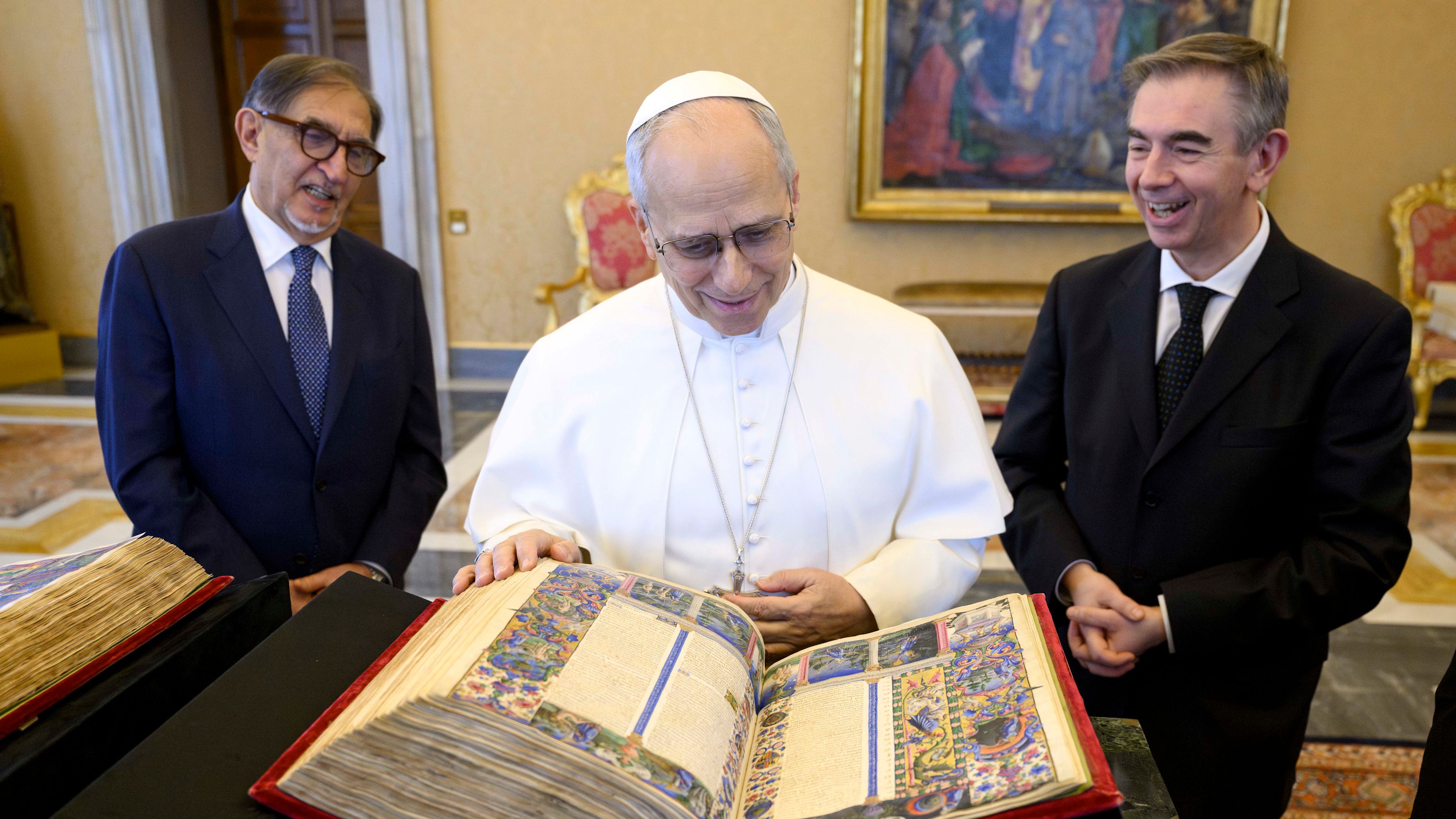 Pope Leo XIV urges Catholics to read printed books