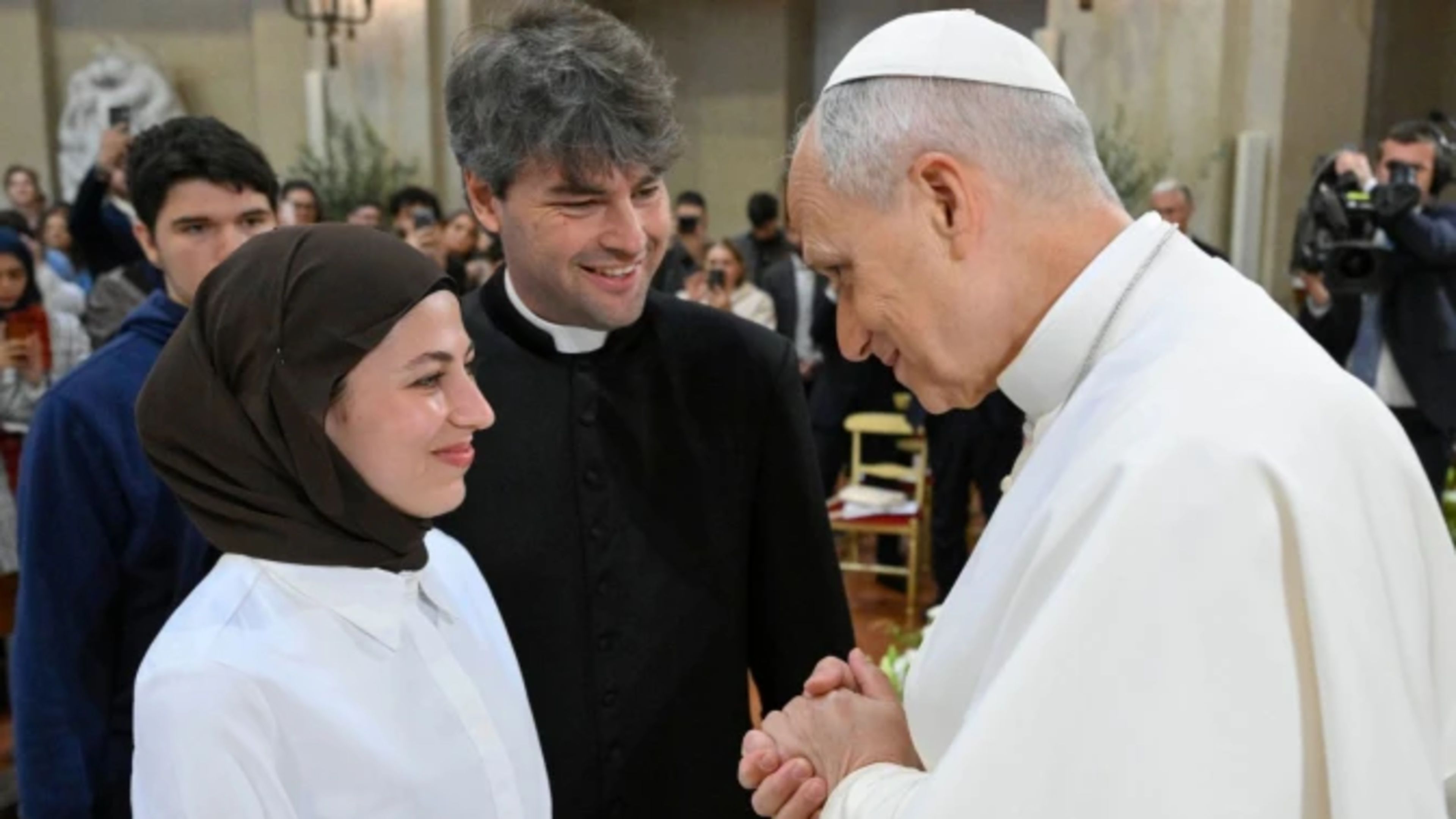 Leo XIV greets young people who fled war-torn Gaza and will continue their studies in Rome