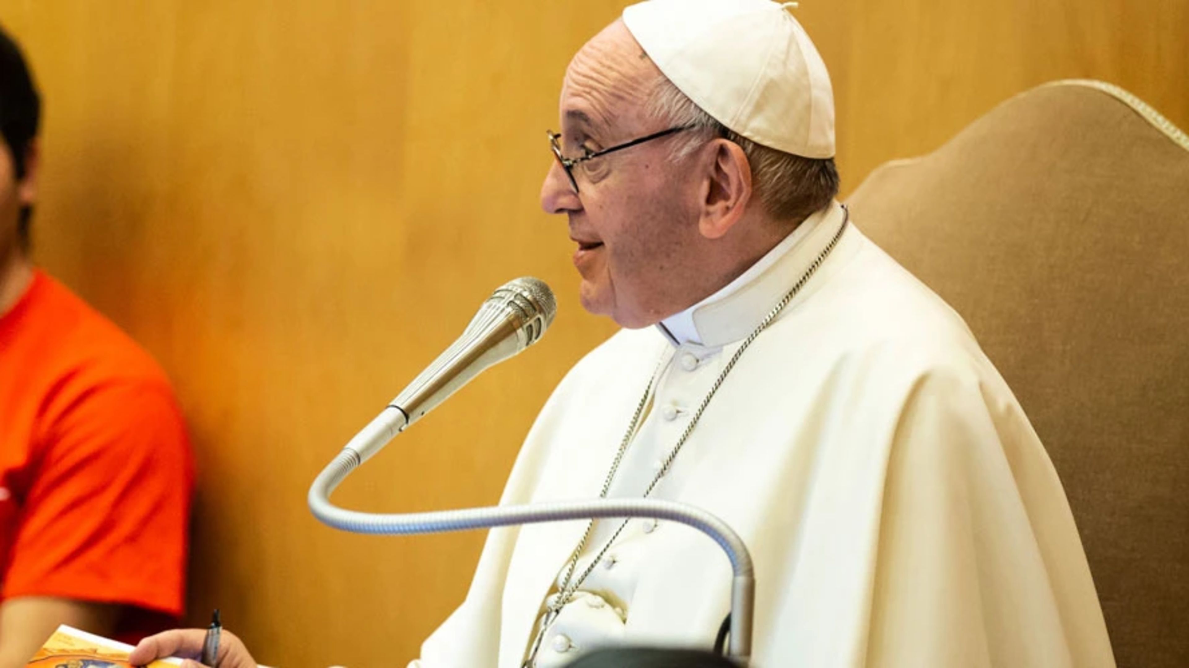 Papa Francisco mantuvo un diálogo con jóvenes y ancianos en un ...