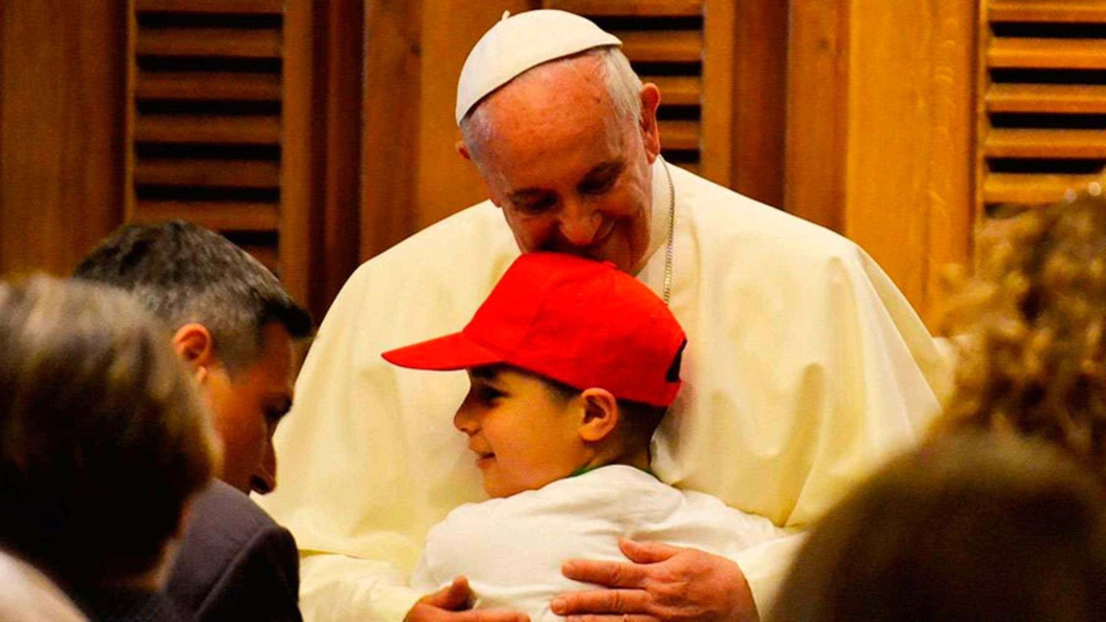 Enseñen a los niños a hacer bien el signo de la cruz, exhorta el Papa ...