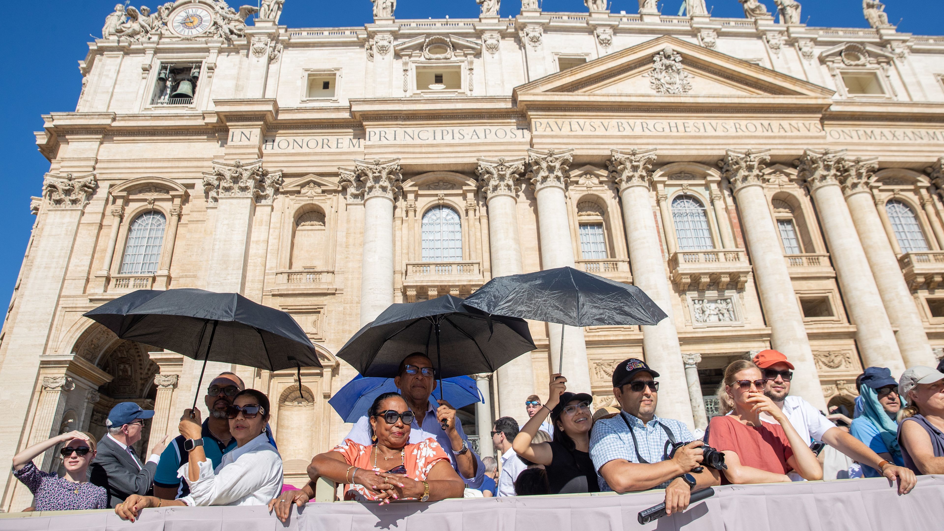 Pope Francis unveils plan for Vatican to go solar