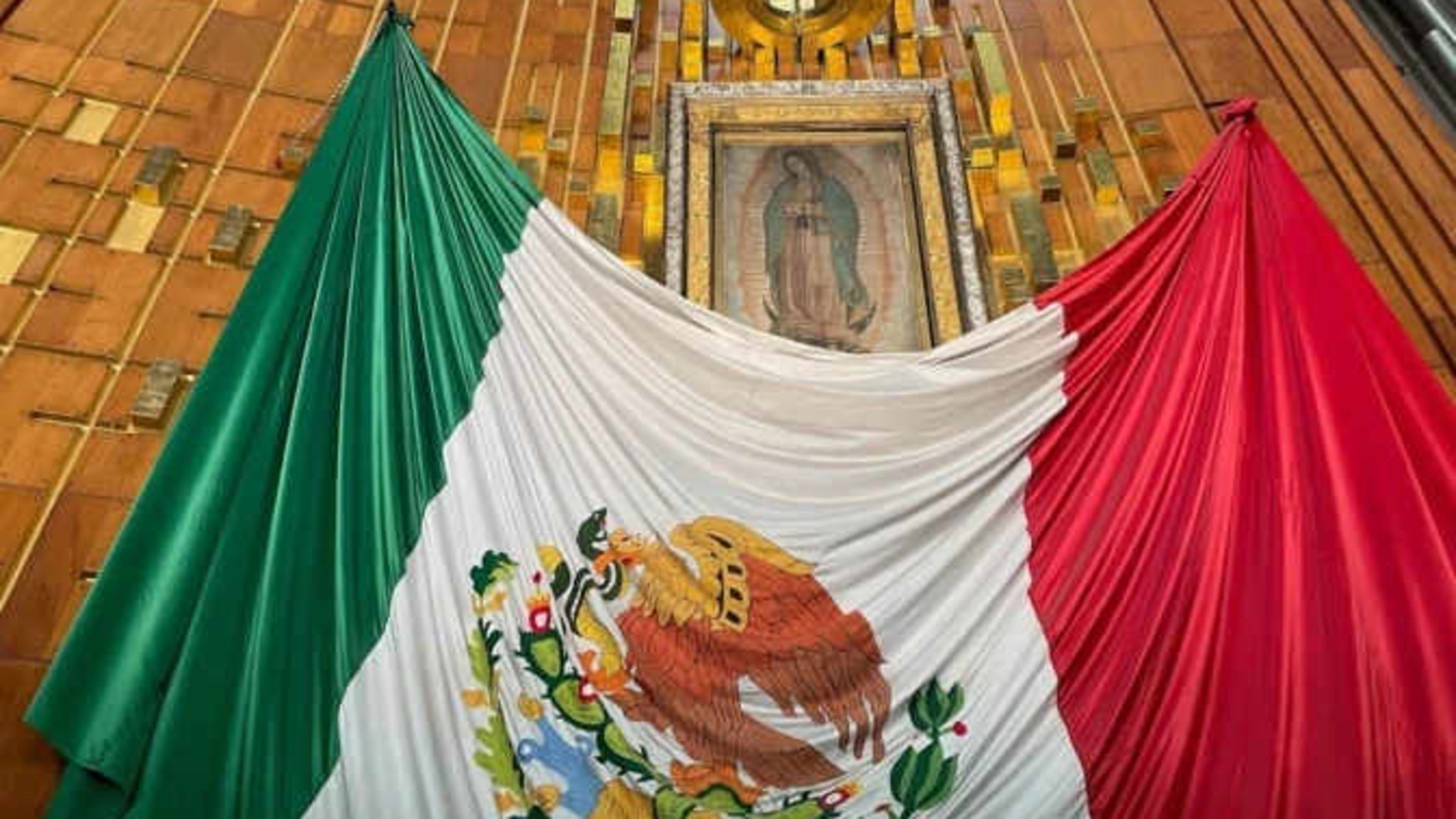 The original image of Our Lady of Guadalupe with the Mexican flag. | Credit: David Ramos/ACI Prensa