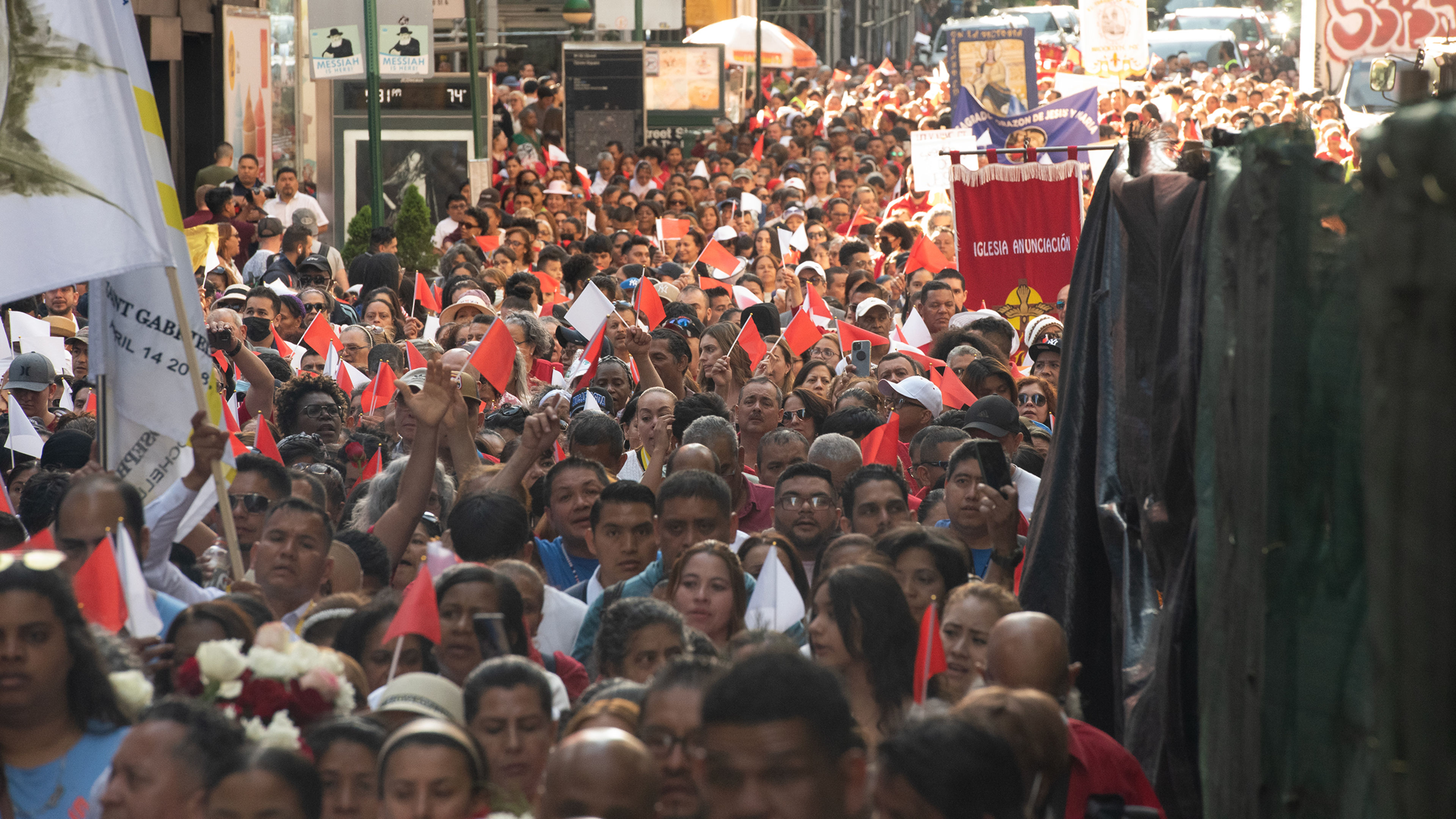 PHOTOS: Thousands gather in Times Square for eucharistic procession in ...