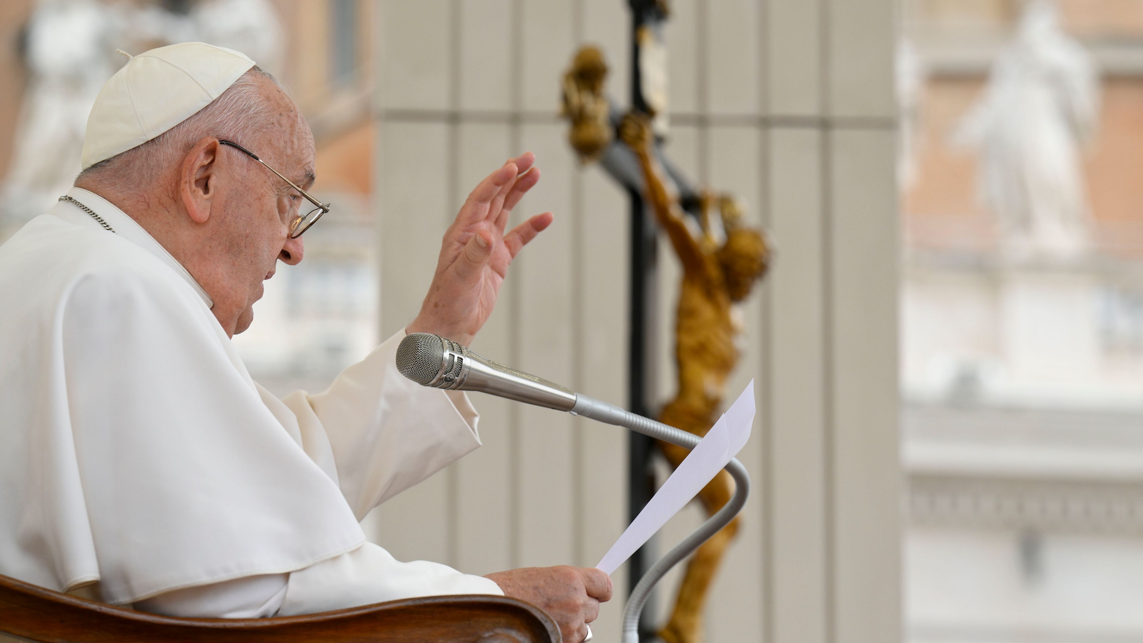 Pope Francis tells faithful: Learn some of the Psalms by heart