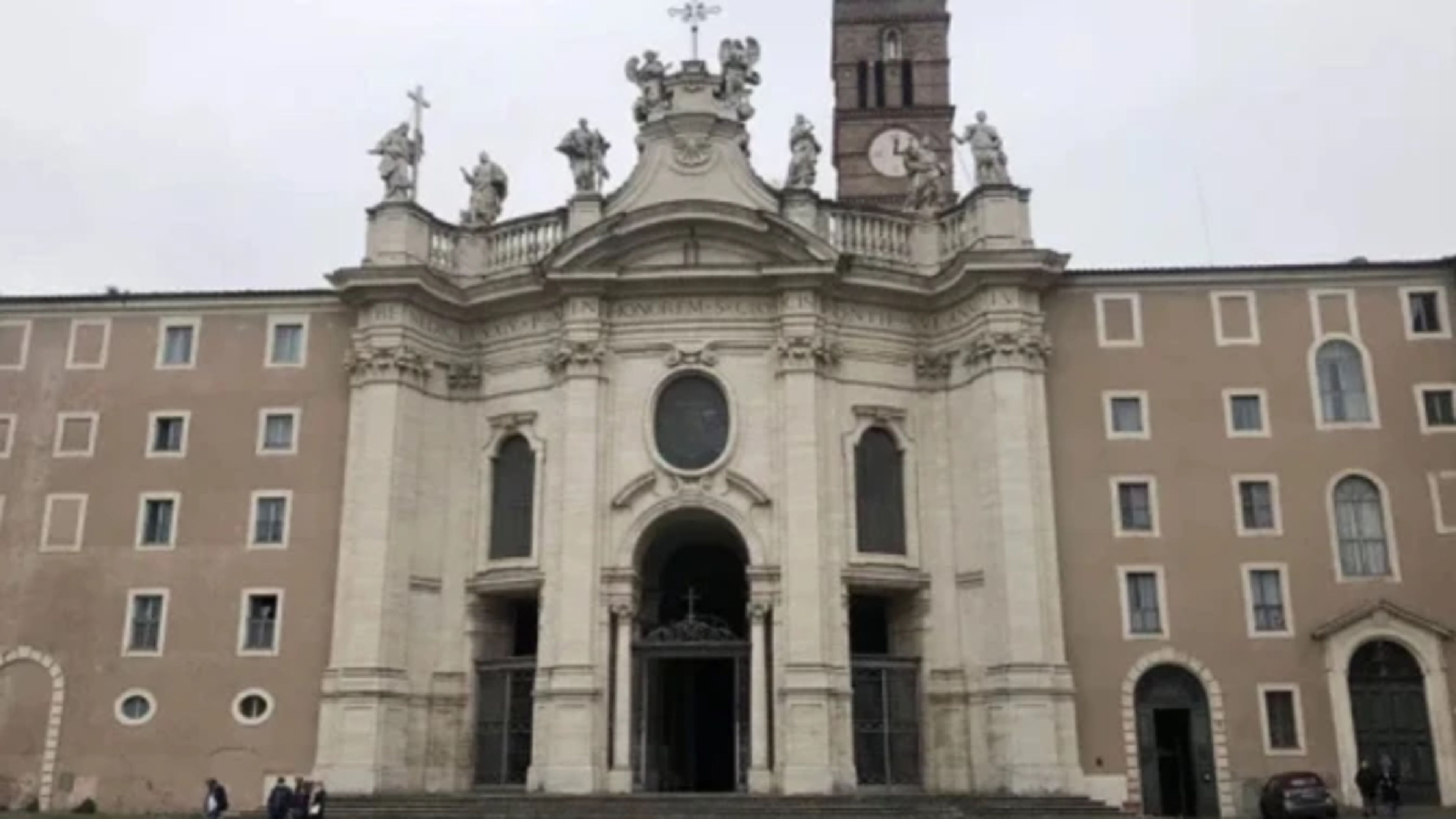 Visiting off-duty police prevent robbery at Roman church housing Passion relics