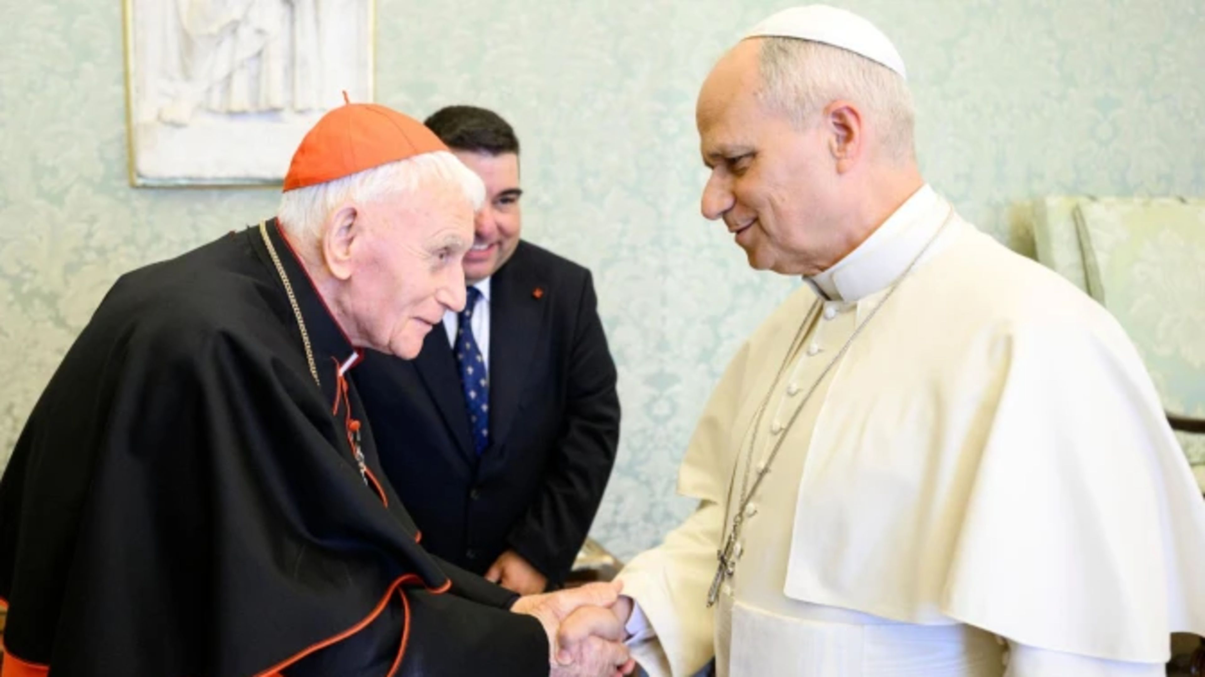 Le cardinal Simoni, « martyr » vivant du communisme, présente une relique de martyrs albanais à Léon XIV.