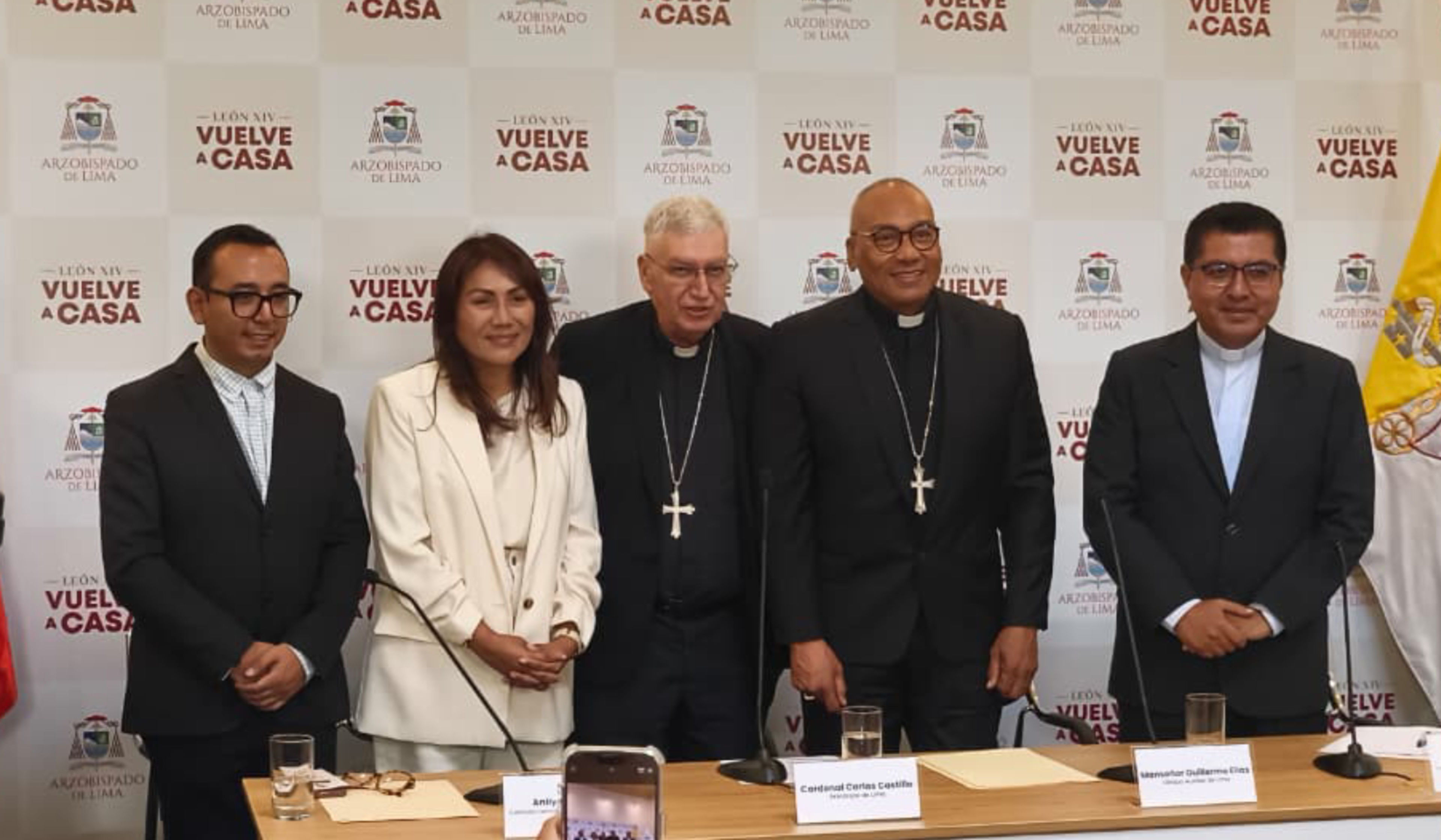 Juan José Dioses, Angie Rondeña, Mons. Carlos Castillo, Mons. Guillermo Elías y P. Juan Bitton Arellano en conferencia de prensa, 26 de octubre de 2026. Crédito: Diego López Marina/EWTN News Español