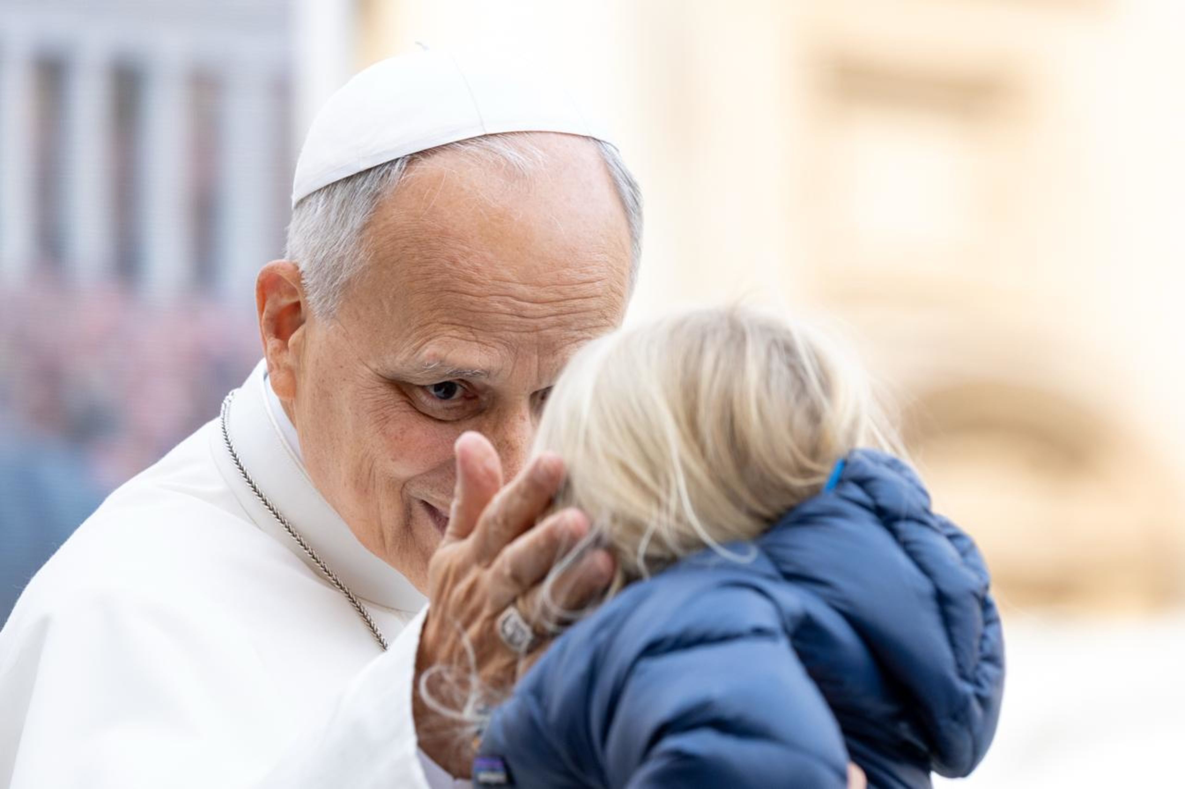 XIV. Leó pápa megáld egy gyermeket a Szent Péter téren tartott heti általános kihallgatása során, 2026. október 28-án. | Forrás: Daniel Ibáñez/EWTN News