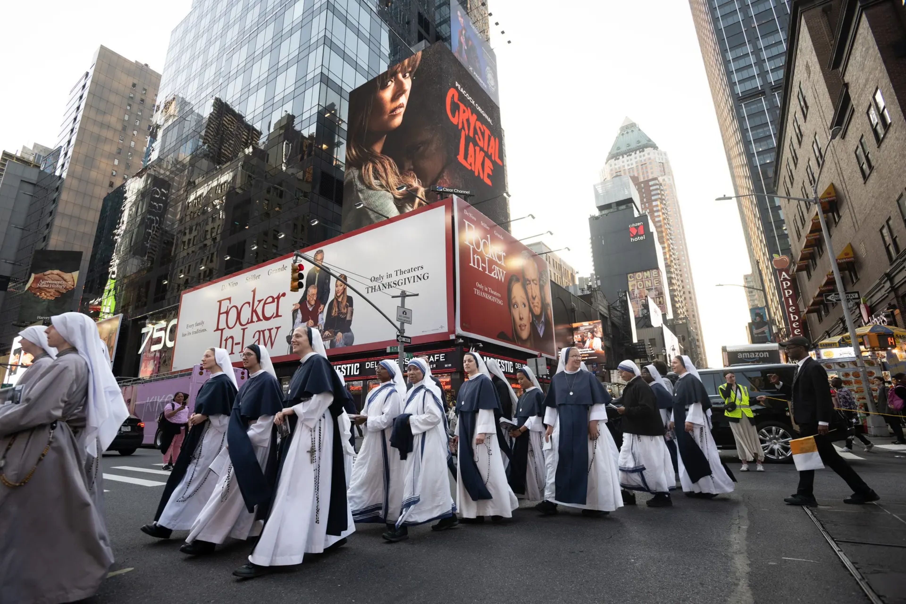 A Times Square hatalmas reklámtáblái alatt az Élet Nővérei rózsafüzérrel a kézben sétálnak. Az imádság utcai szinten láthatóvá válik. | Fotó: Jeffrey Bruno