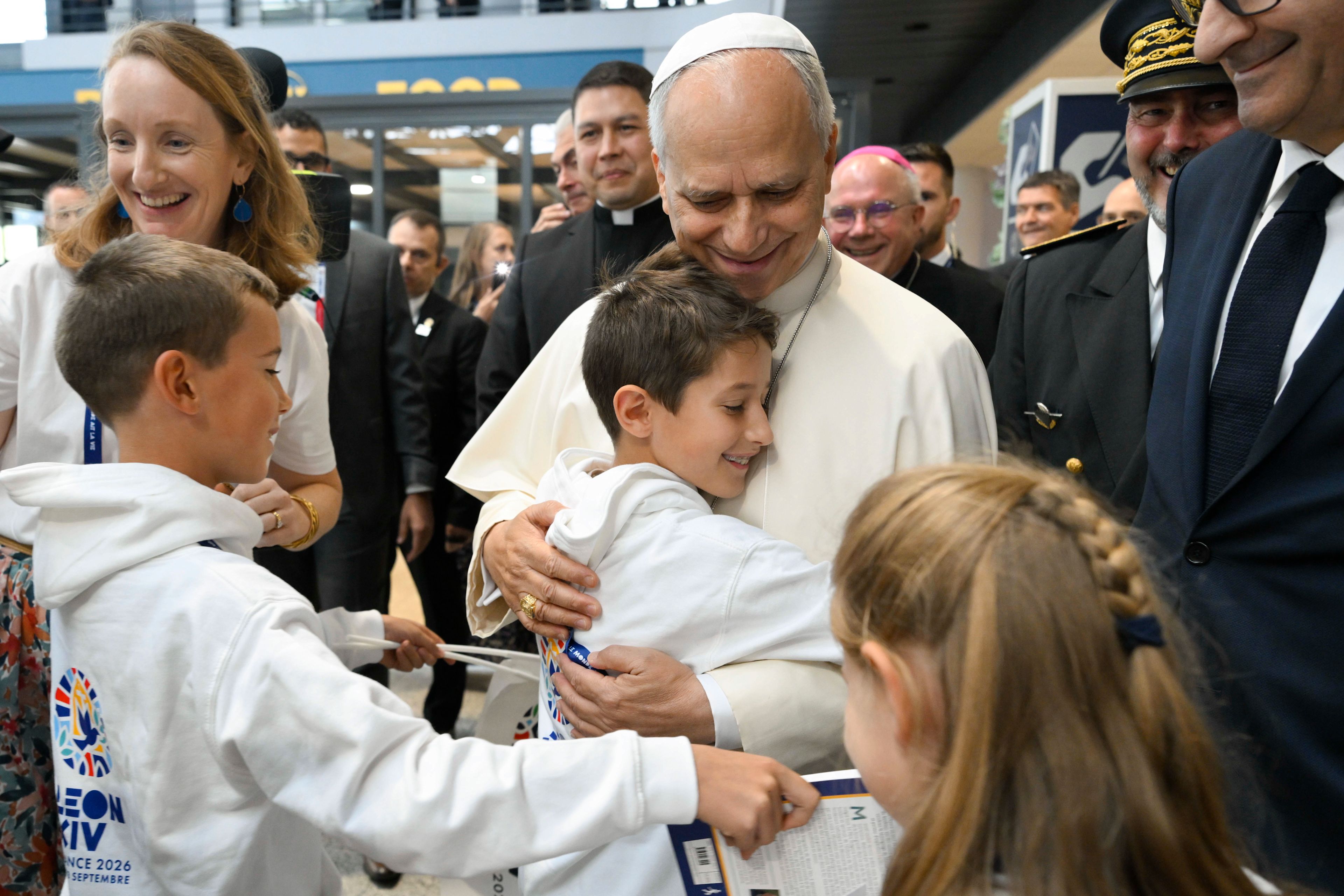 XIV. Leó pápa megölel egy gyermeket, miután 2026. szeptember 28-án megérkezett a franciaországi Metzbe. | Fotó: Vatican Media
