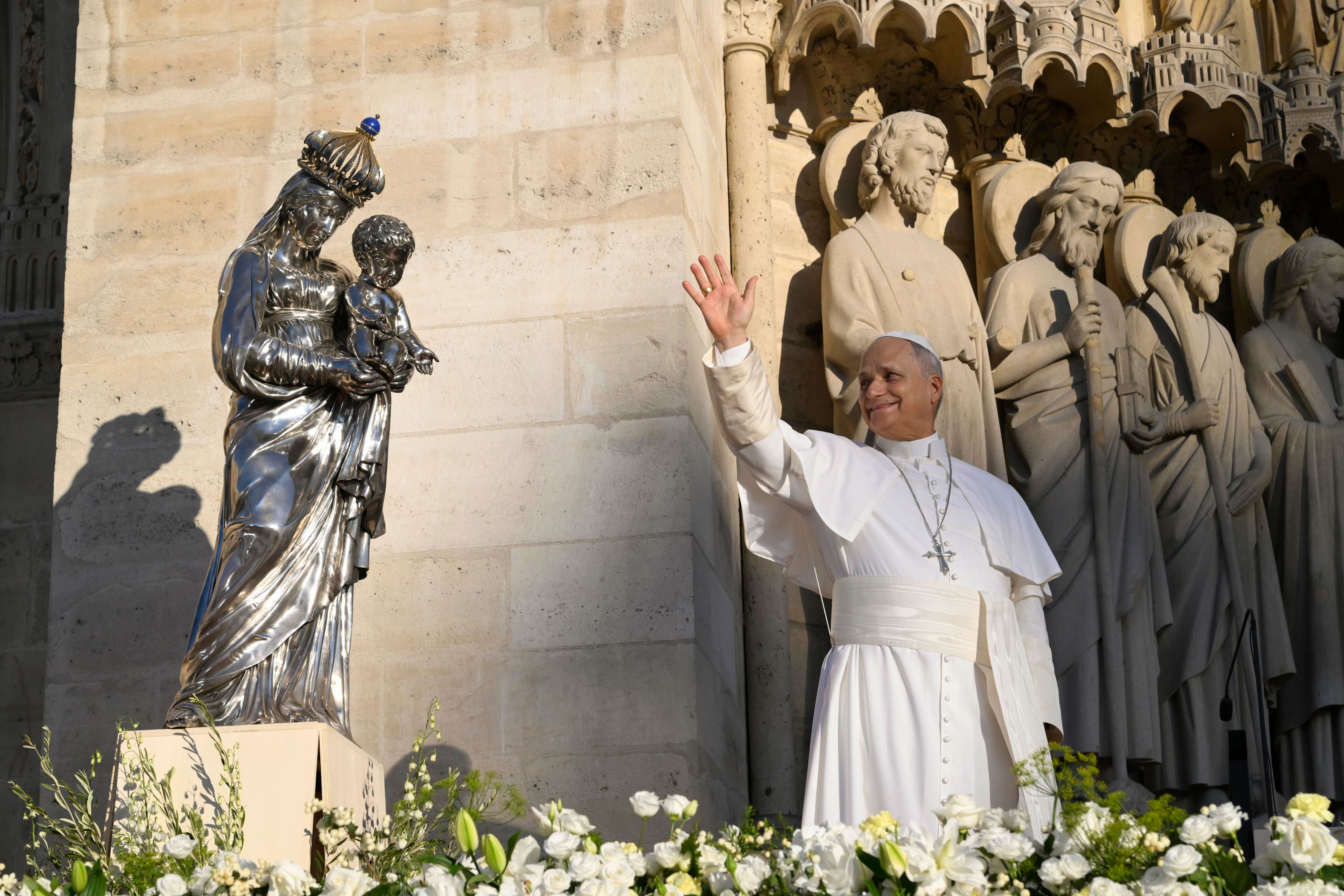 XIV. Leó pápa integet annak a több ezer embernek, akik 2026. szeptember 25-én a párizsi Notre-Dame-székesegyház előtt gyűltek össze, hogy imádkozzák a Salve Reginát. | Fotó: Vatican Media