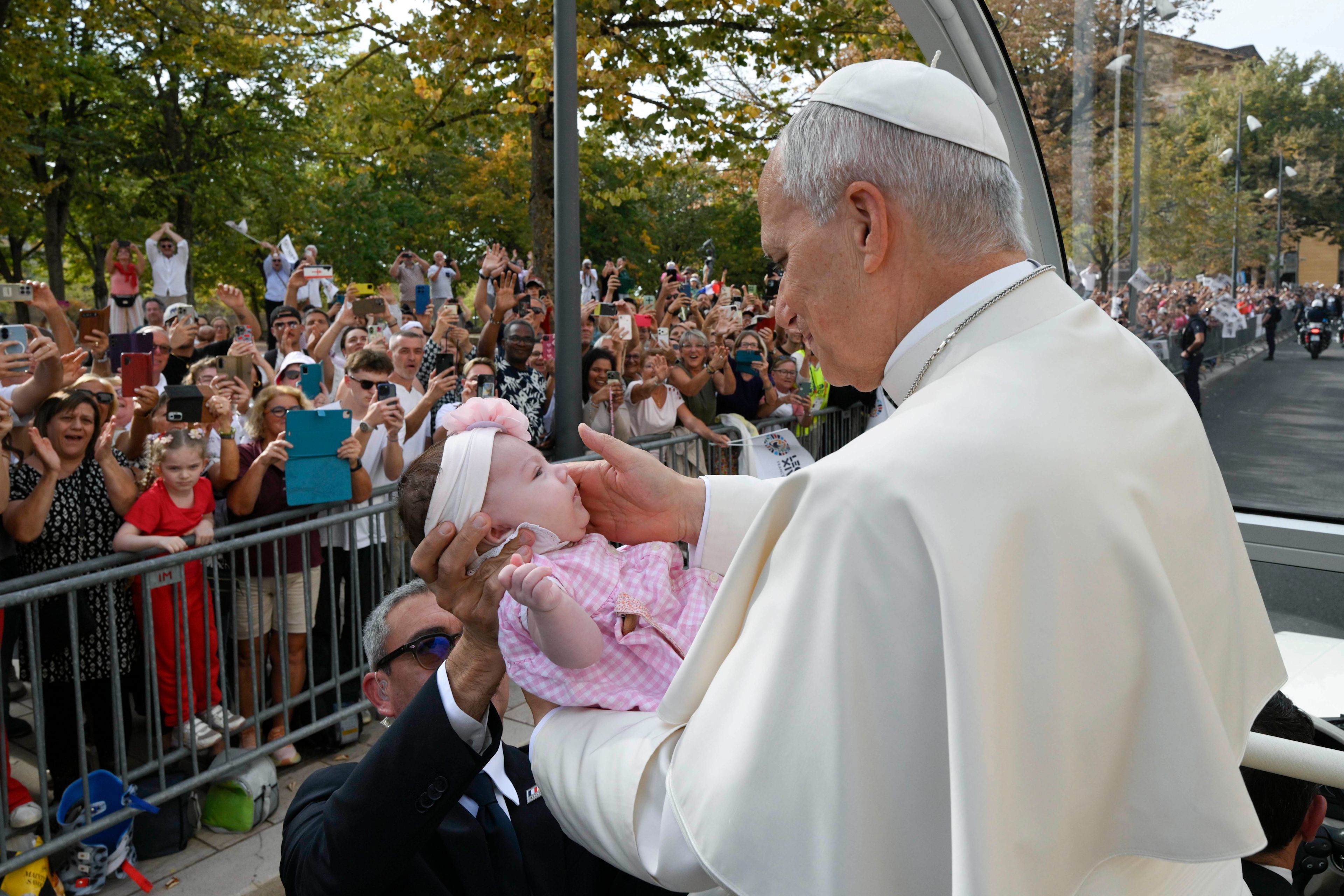 XIV. Leó pápa megáll, hogy megáldjon egy kisbabát a metzi Szent István-székesegyház felé vezető úton, 2026. szeptember 28-án. | Fotó: Vatican Media