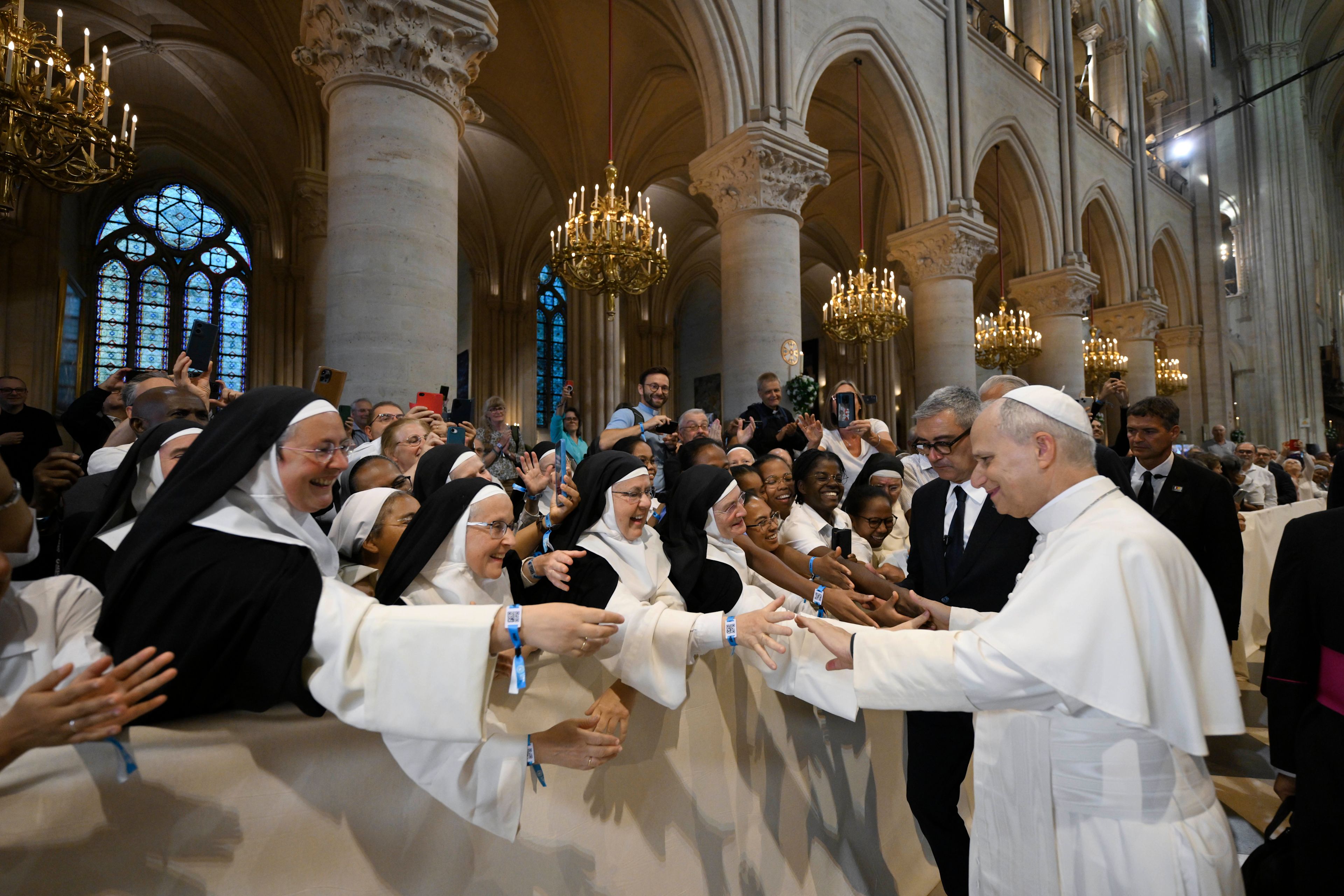XIV. Leó pápa 2026. szeptember 25-én szerzetesnőket köszönt a Notre-Dame-székesegyházban. | Fotó: Vatican Media