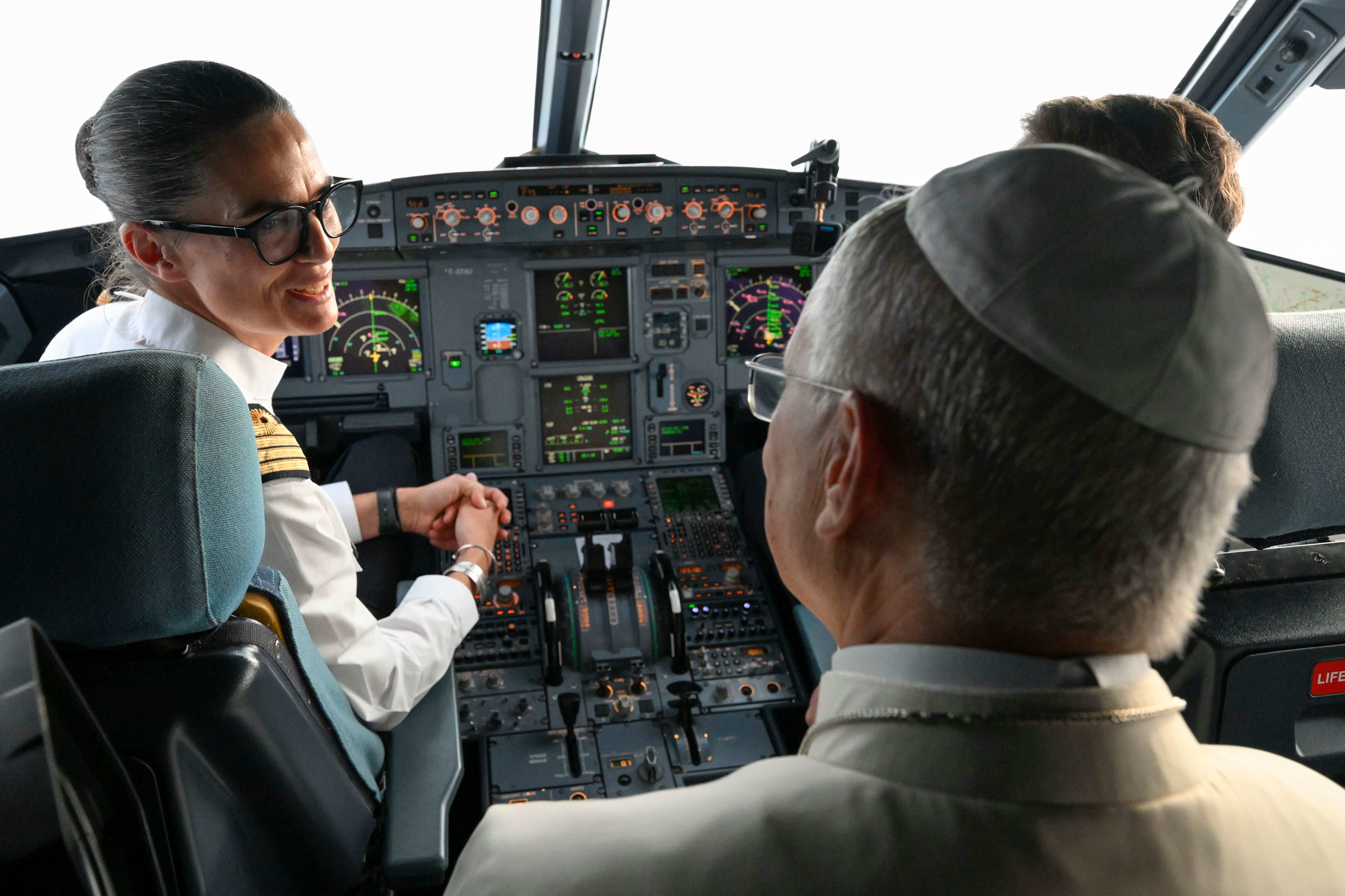 XIV. Leó pápa köszönti az Air France A321-es repülőgépének légiutas-kísérőit, amikor 2026. szeptember 28-án Lourdes-ból Metzbe indul. | Fotó: Vatican Media